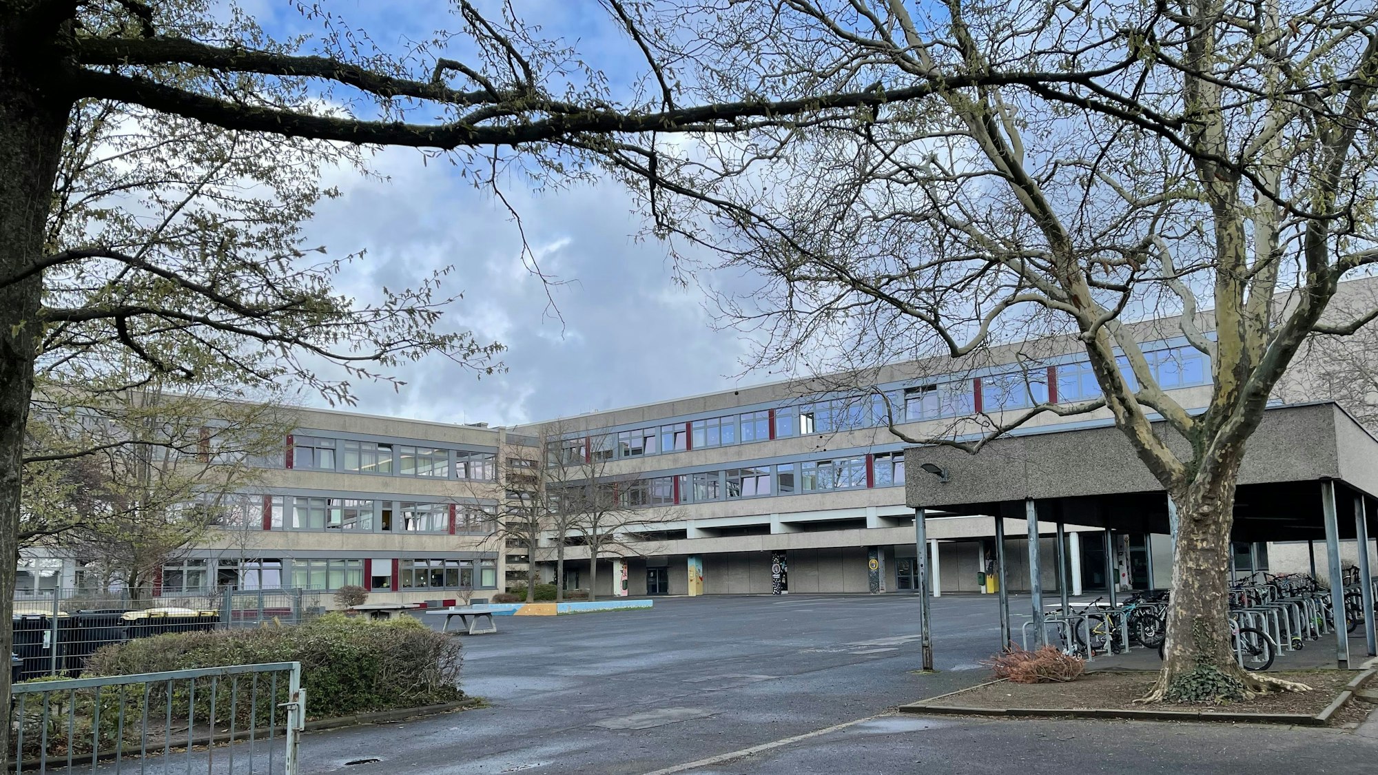 Blick über den Pausenhof auf das Schulgebäude.