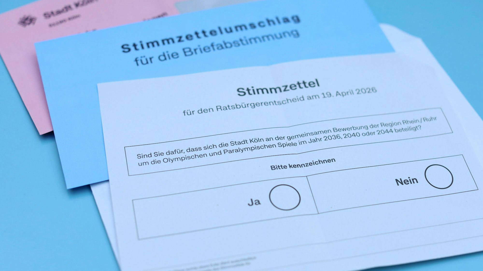 16.03.2026, Köln: Im Rahmen eines Ratsbürgerentscheid erfolgt im April die Abstimmung, ob sich Köln für die Ausrichtung der Olympischen und Paralympischem Spiele bewerben soll. Im Rahmen eines Fototermins werden die Abstimmungsunterlagen vorgestellt. Foto: Arton Krasniqi