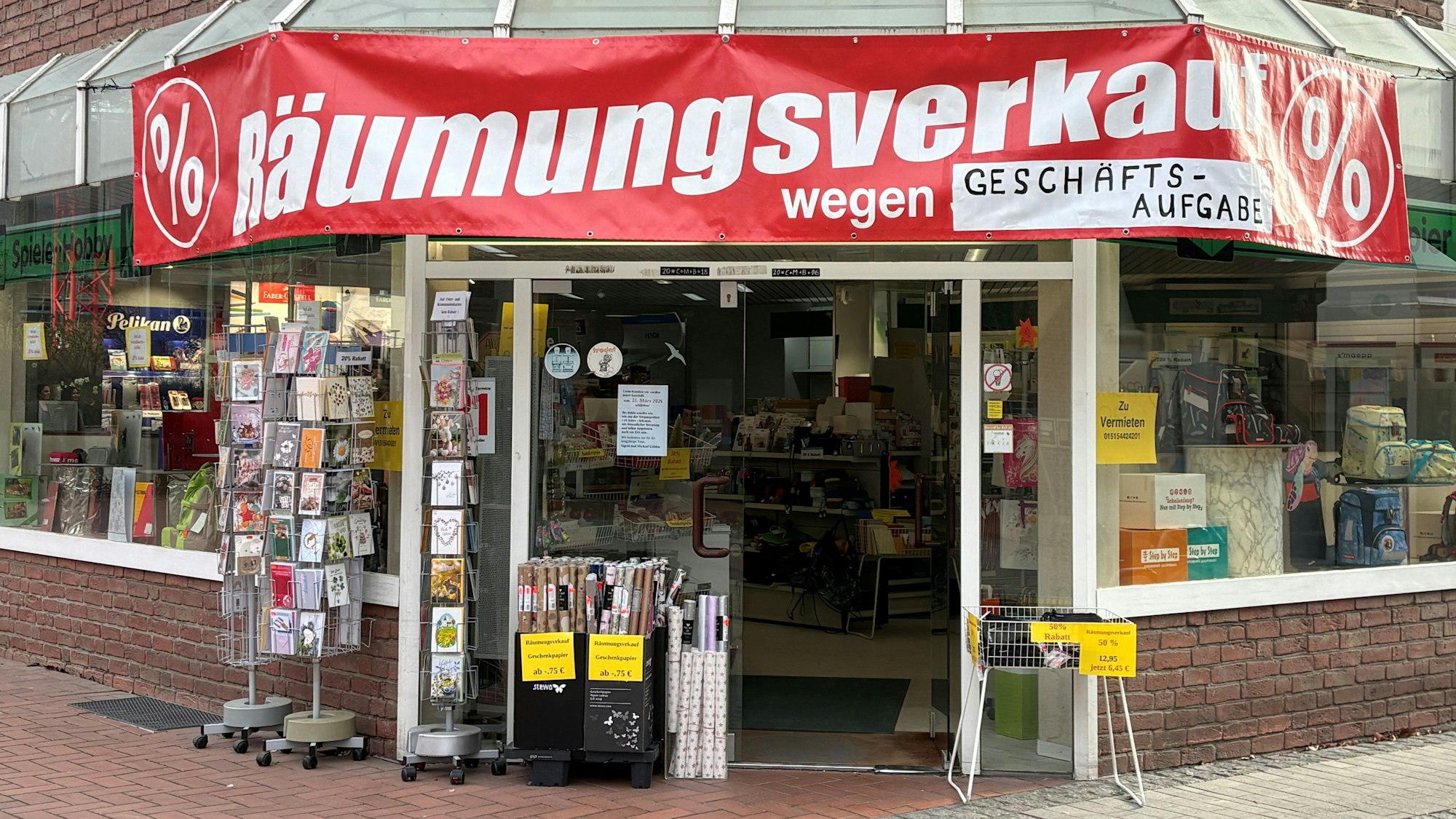 Den Räumungsverkauf nutzen viele Kunden, um sich mit Schreibwaren einzudecken.