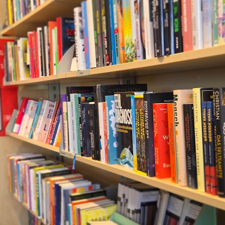 Für Uwe Madel sind Buchhandlungen Orte der Meinungsvielfalt, die nicht einfach so zensiert werden dürfen, wie es Kulturstaatsminister Wolfram Weimer getan habe.