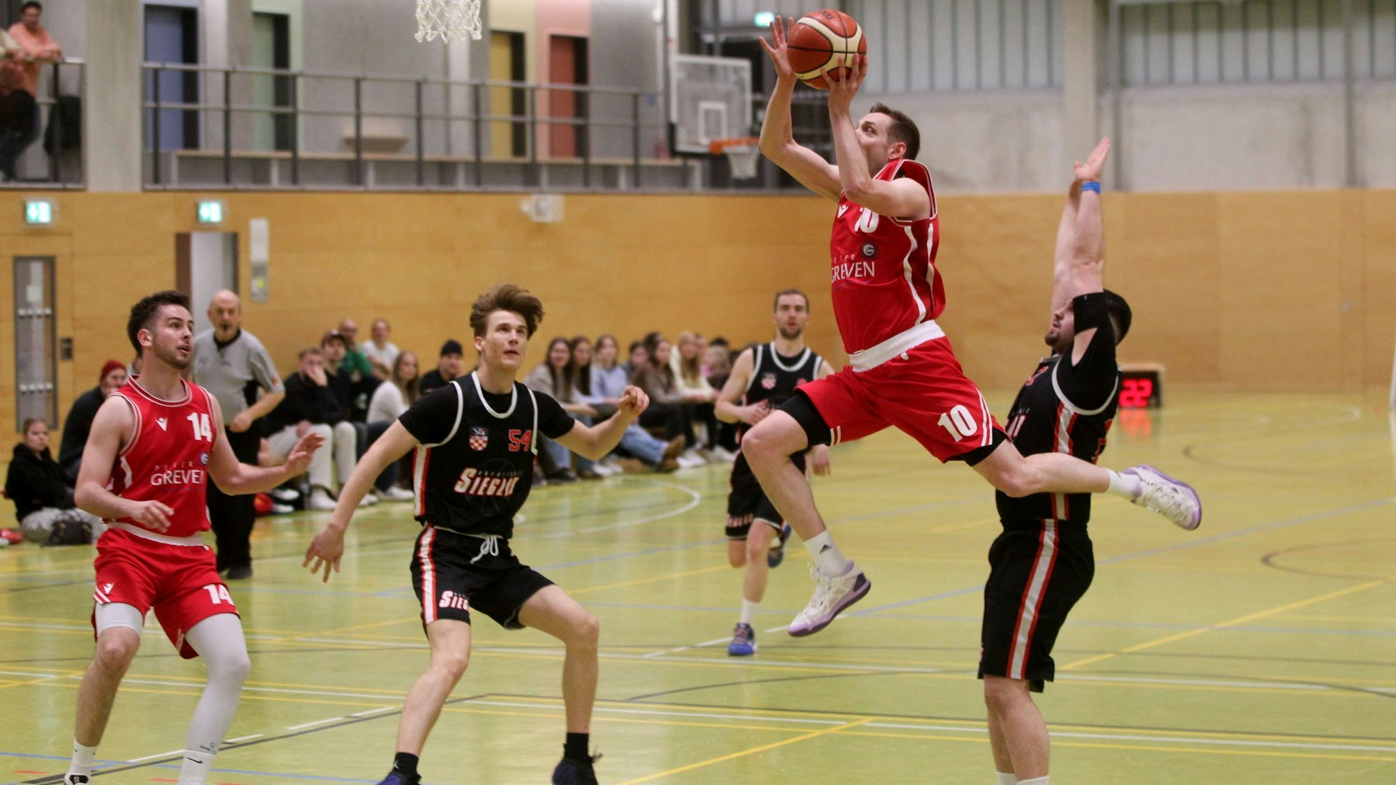 Das Bild zeigt den Obengenannten im Sprung. Der Ball ist noch in seiner Hand.