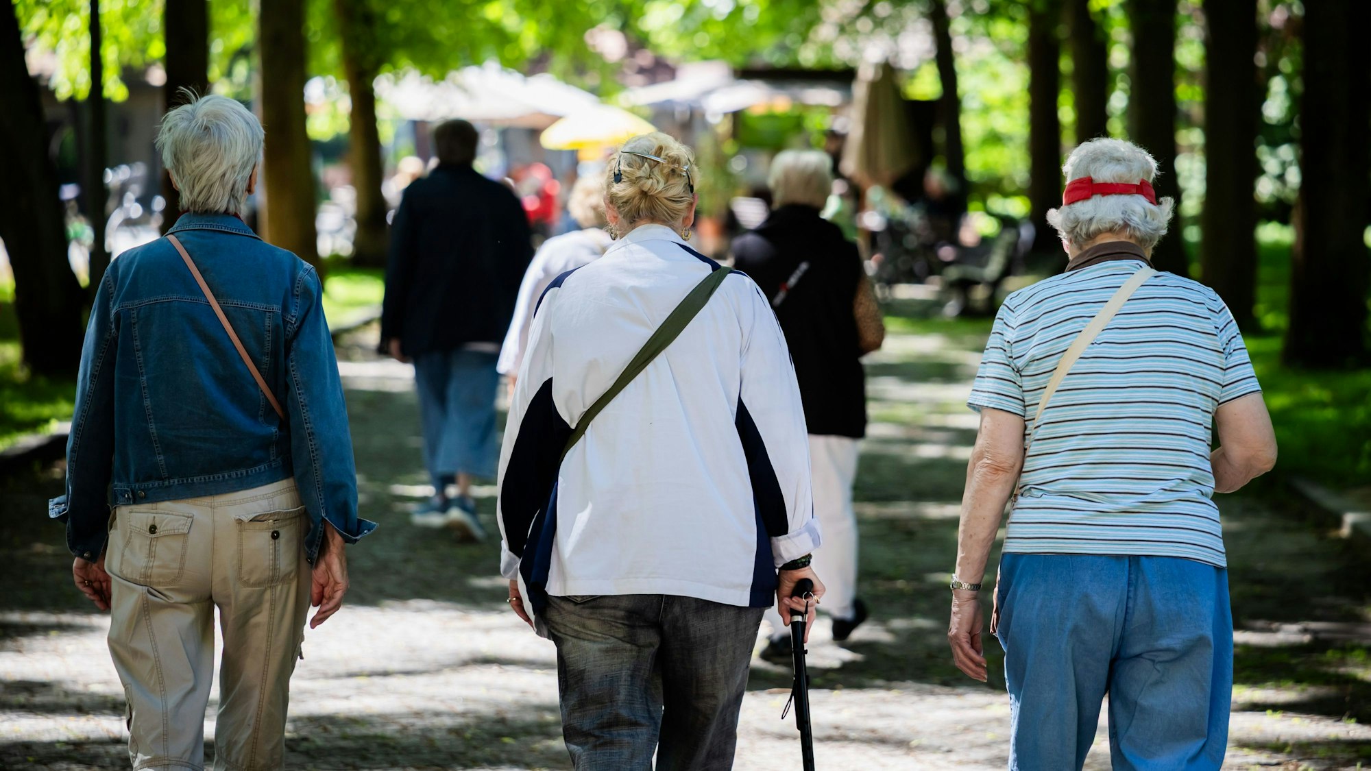 Mobil sein im Alter - dazu will der Aktionstag Senior*innen von Stadt Köln, Polizei und KVB im Straßenbahn-Museum Thielenbruch informieren.
