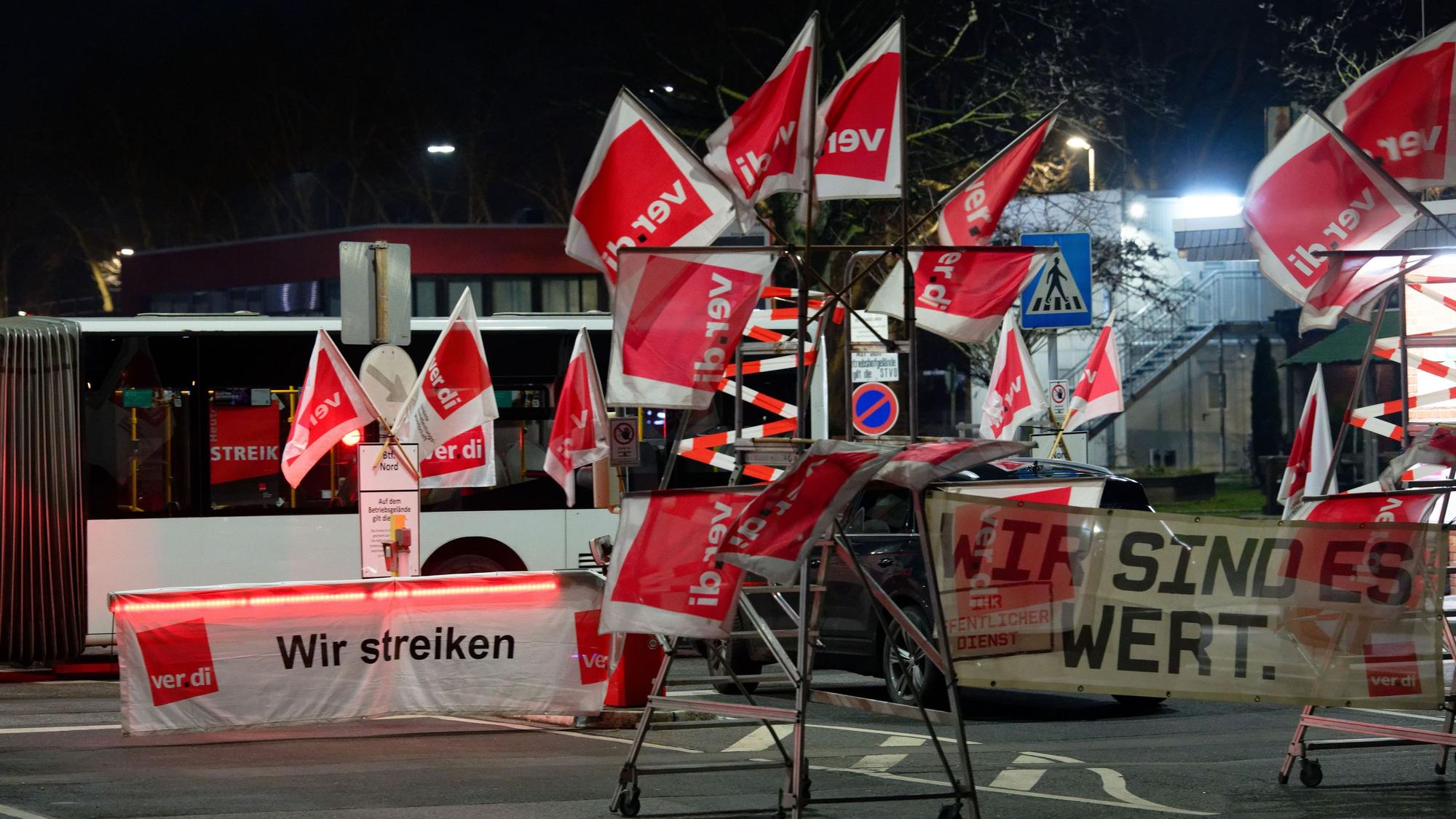 Flaggen weisen vor dem Betriebshof Nord der Kölner Verkehrsbetriebe auf einen Warnstreik hin. (Archivbild)