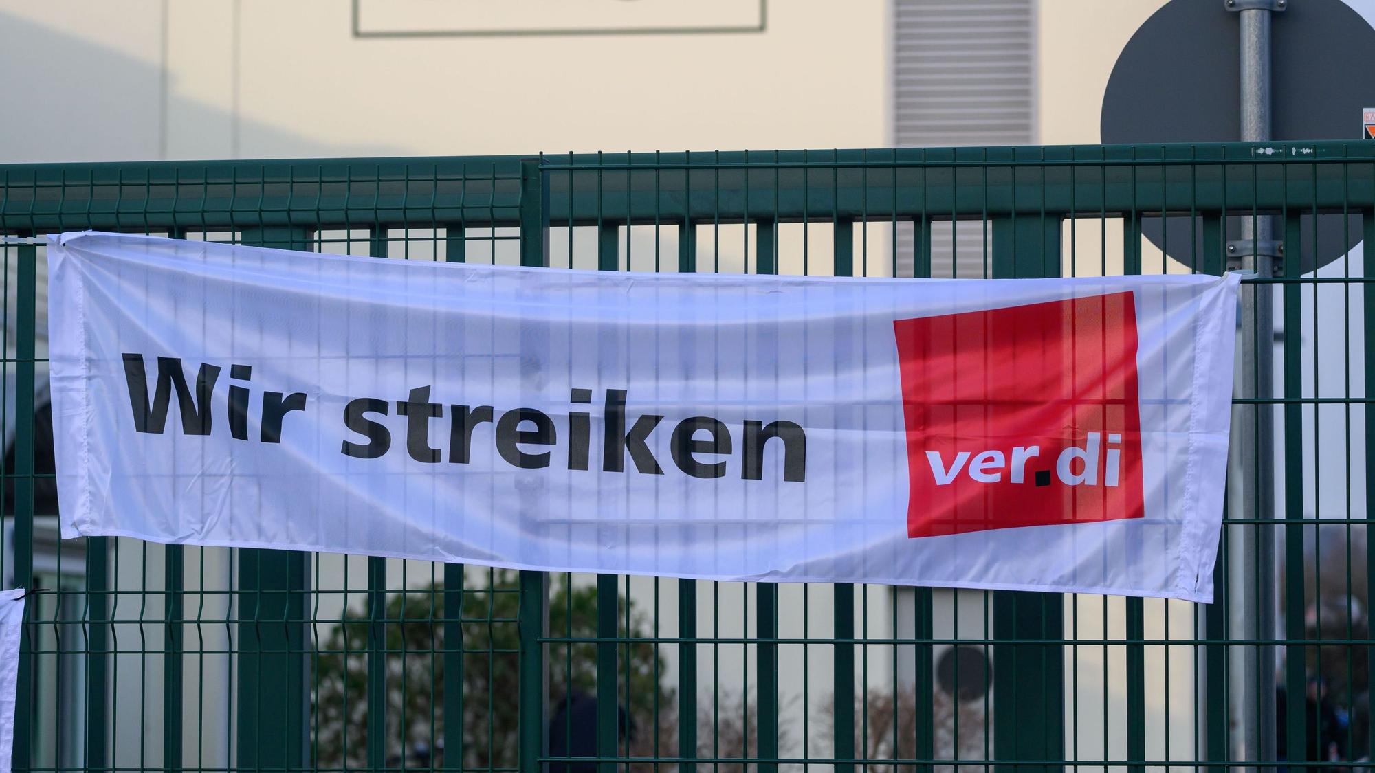 Verdi ruft zu Warnstreiks im öffentlichen Nahverkehr im Rahmen der laufenden Tarifverhandlung auf. (Archivbild)