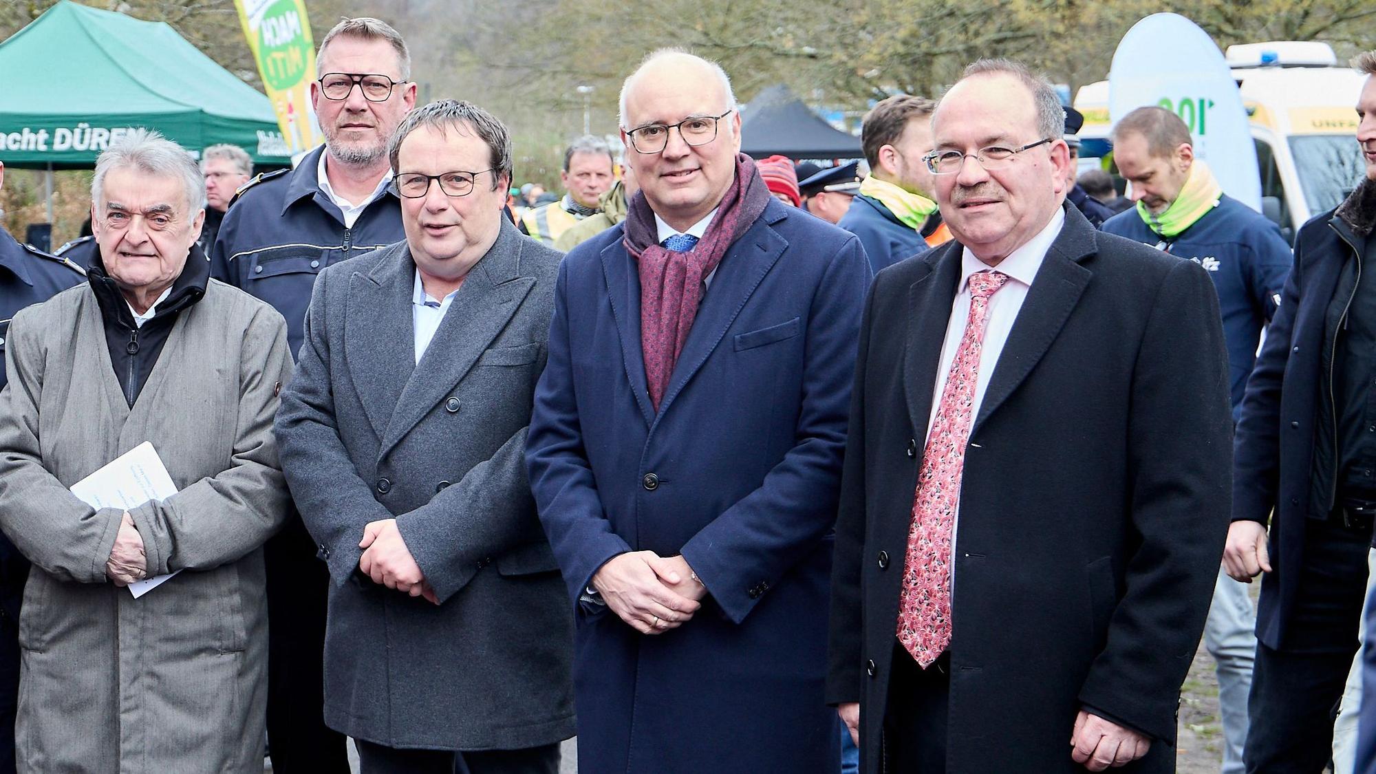 Innenminister Herbert Reul, Oliver Krischer, Minister für Umwelt und Verkehr, Jochen Weiler, Bürgermeister von Heimbach, Landrat Dr. Ralf Nolten (von links) beim Aktionstag zur Motorradsicherheit.