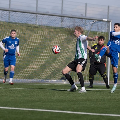 Das Bild zeigt den Offensivspieler des SV Schöneseiffen, wie er versucht, den Ball zu schießen.