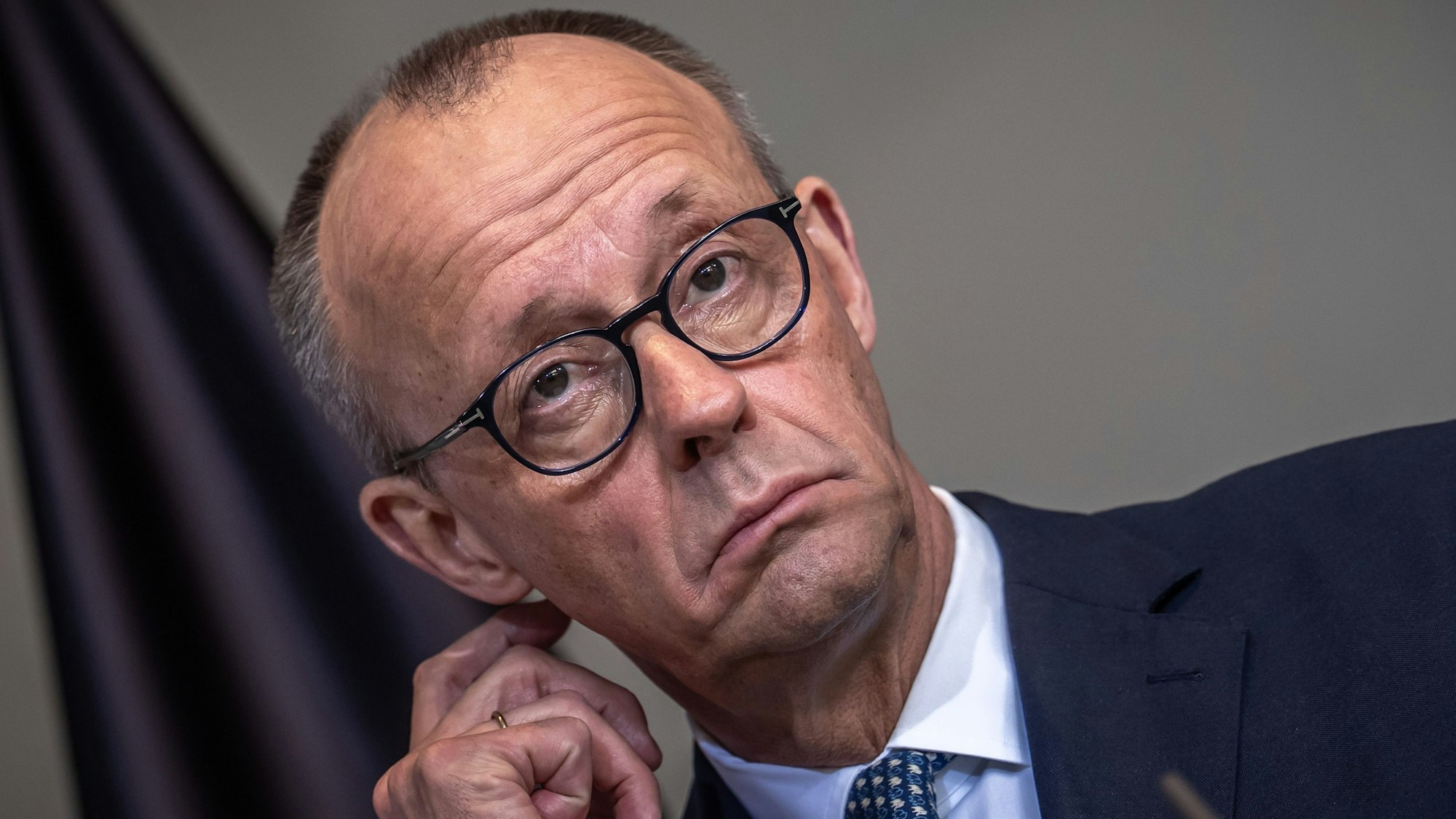 16.03.2026, Berlin: Bundeskanzler Friedrich Merz (CDU) spricht bei einer Pressekonferenz nach dem Treffen mit seinem Amtskollegen aus den Niederlanden. Jetten war zu seinem Antrittsbesuch mit Kanzler Merz im Bundeskanzleramt zusammengetroffen. Foto: Michael Kappeler/dpa +++ dpa-Bildfunk +++