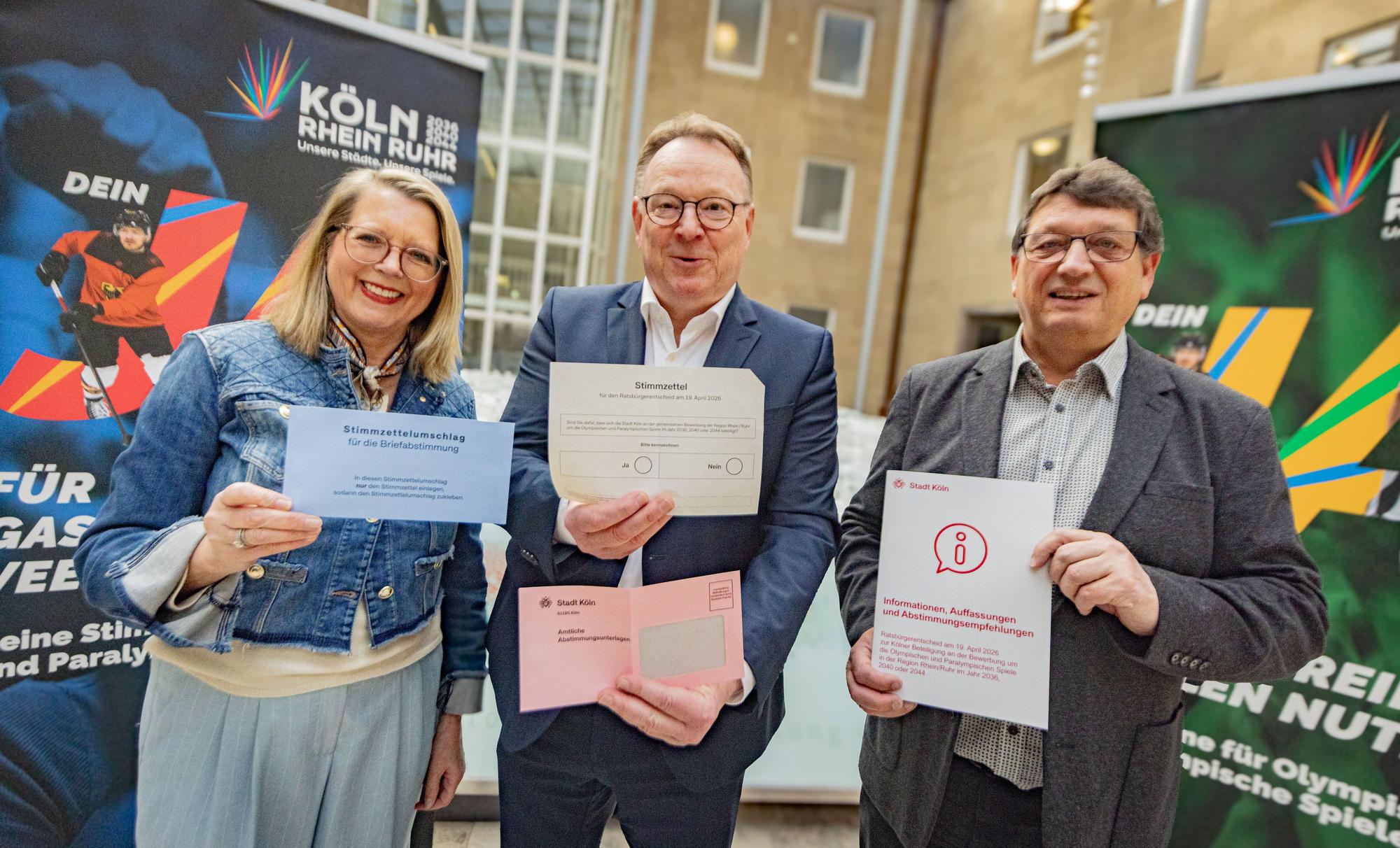 Kölns Stadtdirektorin Andrea Blome, OB Torsten Burmester und Wahlamtsleiter Andreas Zinn mit den Abstimmungsunterlagen zum Bürgerentscheid Olympia-Bewerbung.