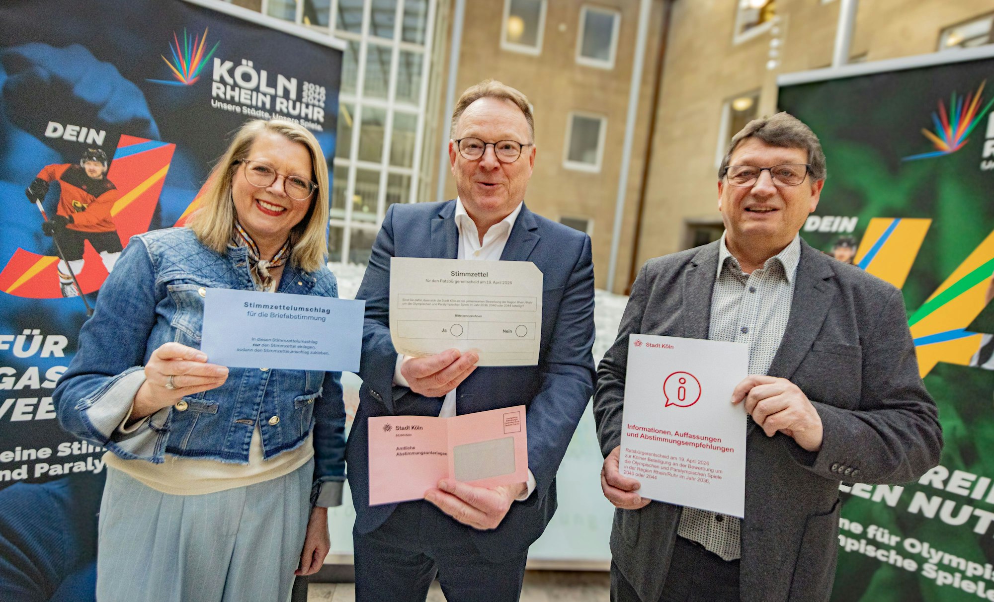 Kölns Stadtdirektorin Andrea Blome, OB Torsten Burmester und Wahlamtsleiter Andreas Zinn mit den Abstimmungsunterlagen zum Bürgerentscheid Olympia -Bewerbung.