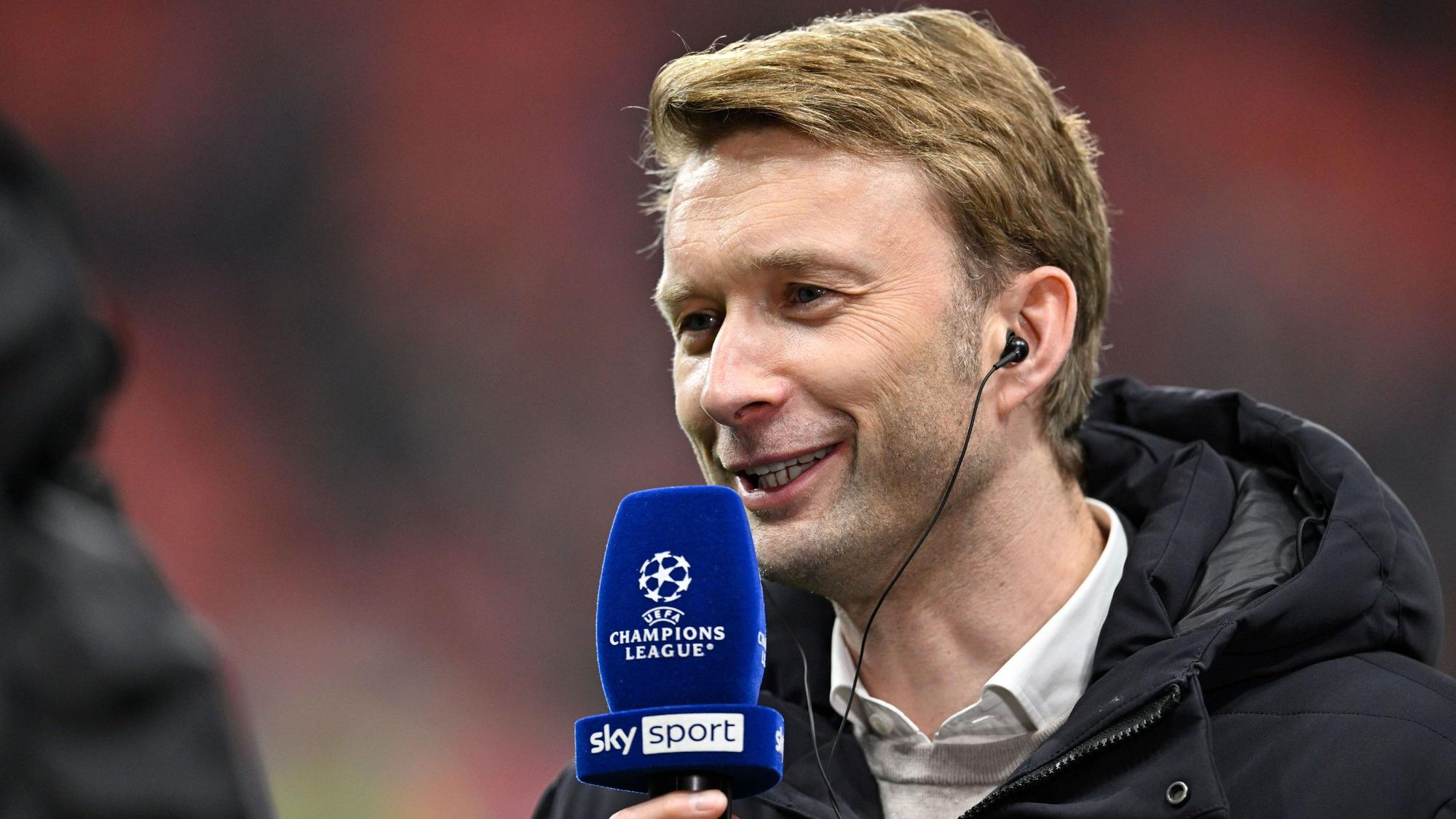 Simon Rolfes am Sky-Mikrofon.