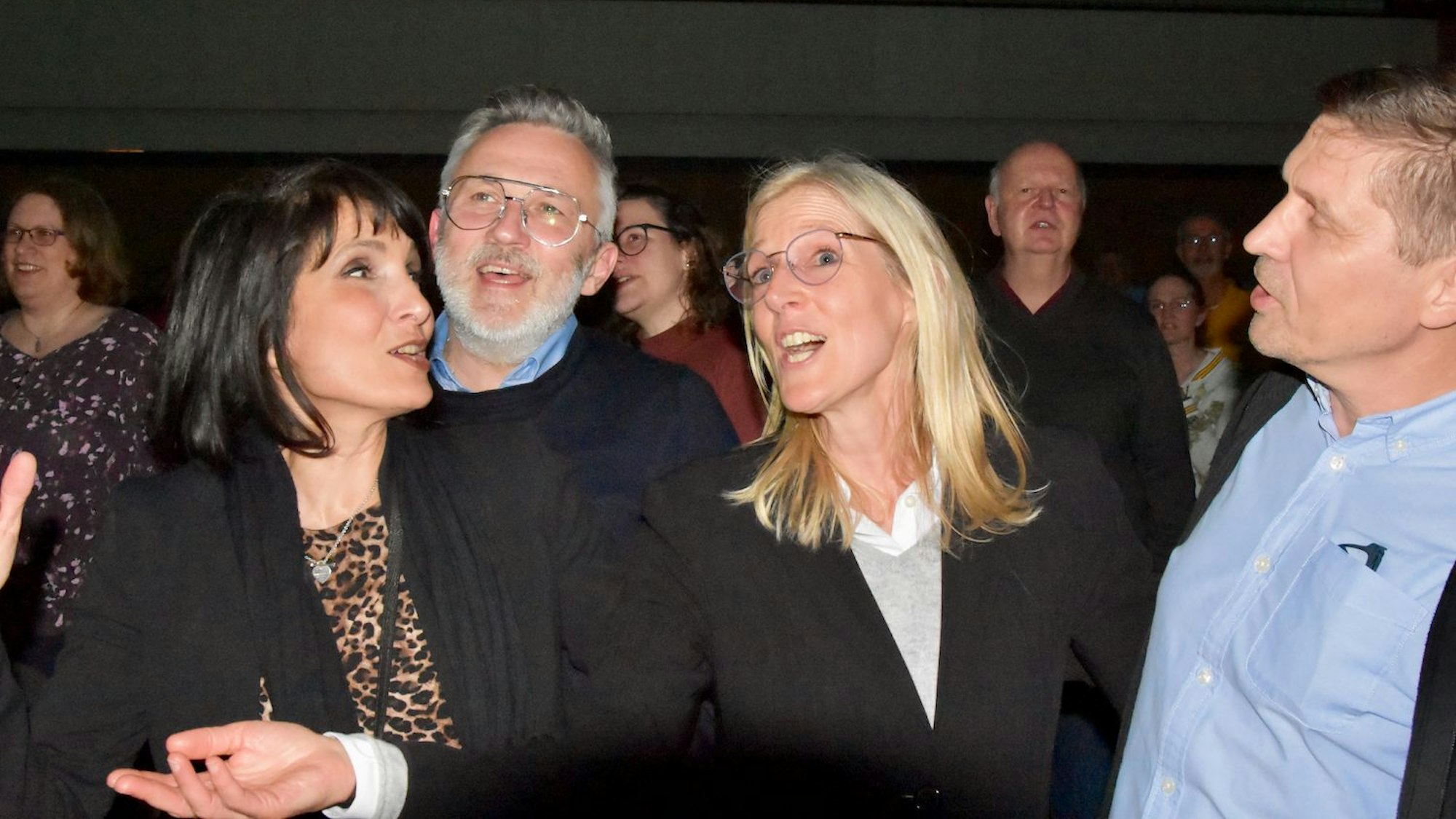 v.l. Danica Montuori, Markus Puschin, Claudia Krechel, Thomas Morkramer singen feierwillig mit.
