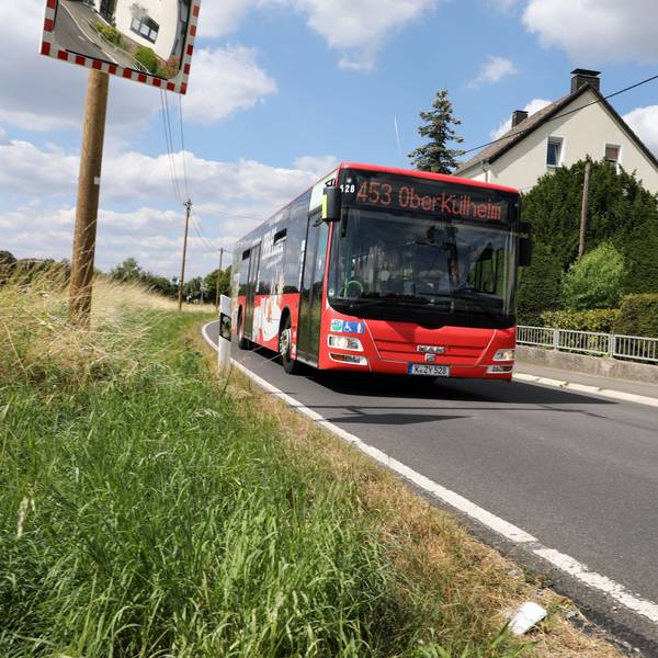 Ein Linienbus fährt auf einer Straße bei Bergisch Gladbach-Breite in Richtung Herkenrath.