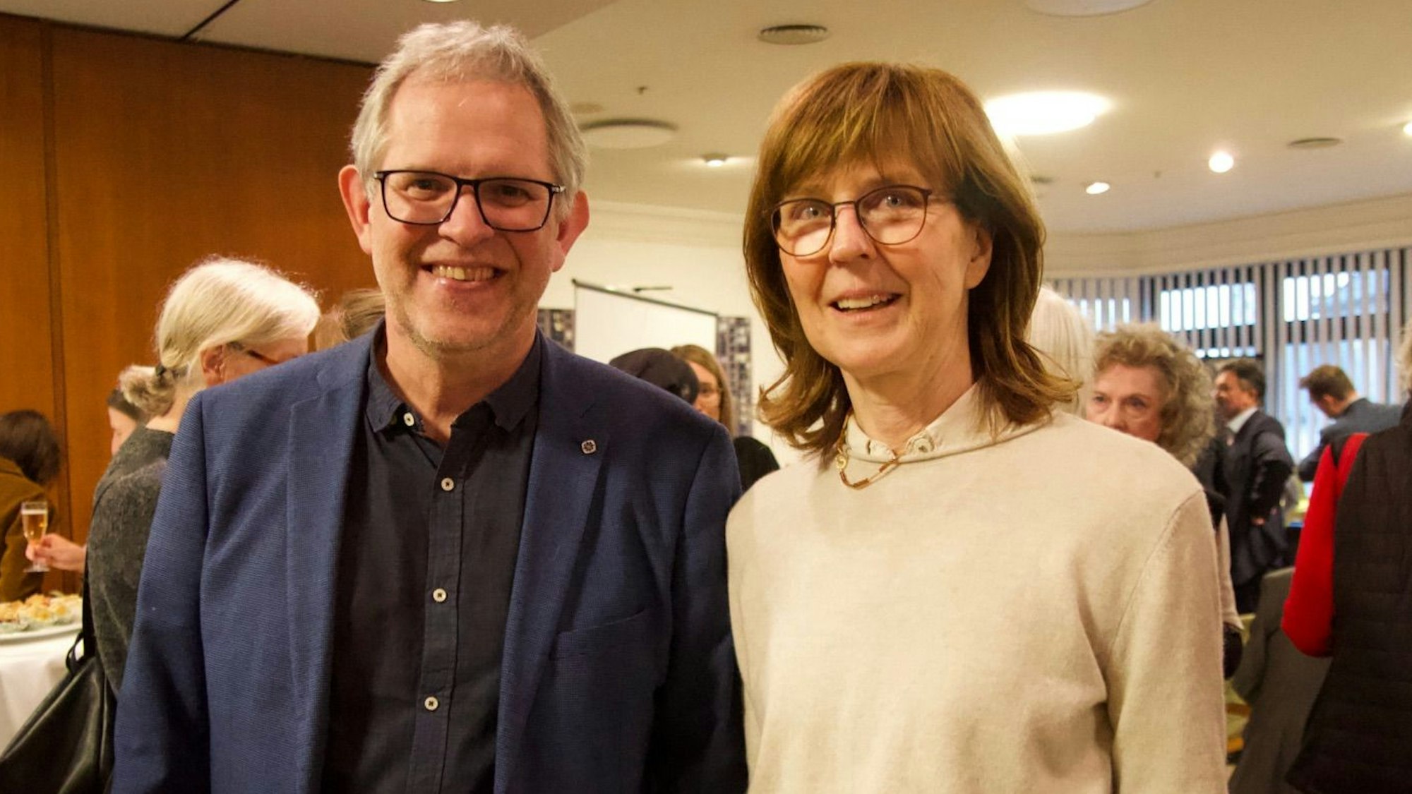 Bettina Goebel, Leiterin der katholischen Familienbildungsstätte, steht neben ihrem Nachfolger Thomas Dörmbach.