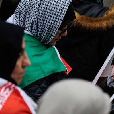 Ein Teilnehmer einer Demonstration hält ein Bild des neuen geistlichen Oberhauptes des Irans, Modschtaba Chamenei, in den Händen. (Archivbild)