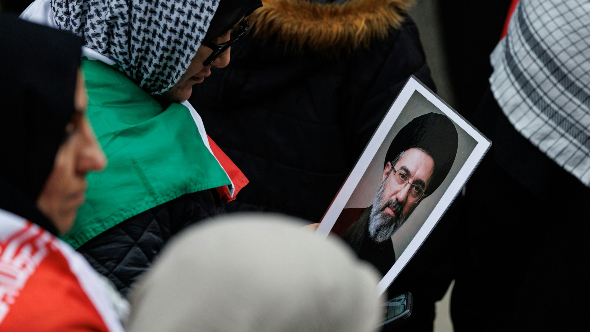 Ein Teilnehmer einer Demonstration hält ein Bild des neuen geistlichen Oberhauptes des Irans, Modschtaba Chamenei, in den Händen. (Archivbild)