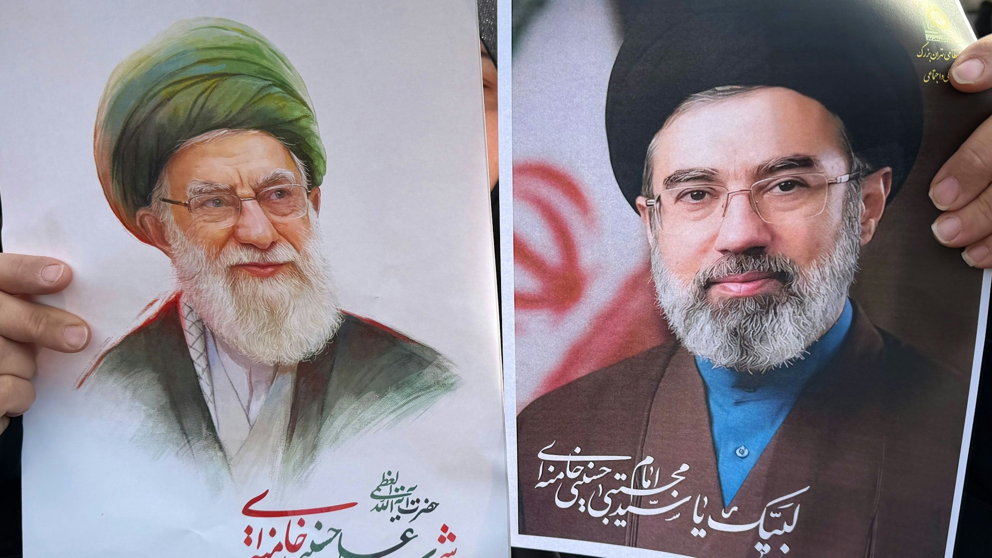 Eine Frau hält Plakate von Ayatollah Modschtaba Chamenei (r), dem Nachfolger seines getöteten Vaters, Ayatollah Ali Chamenei (l) als Oberster Führer, während einer Kundgebung zu seiner Unterstützung in Teheran.