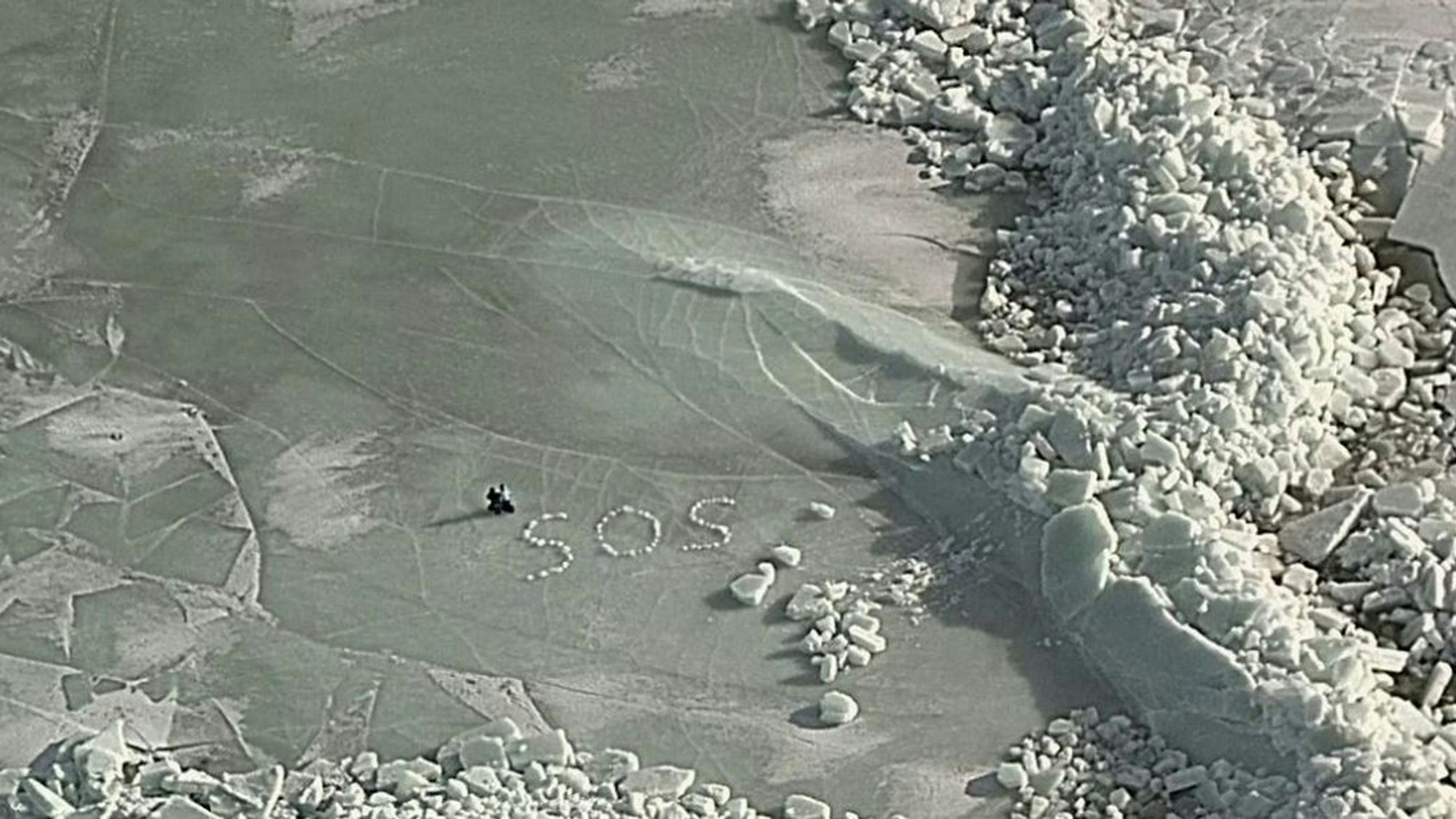 SOS auf dem Eis: Nach dem Einbruch ihres Zeltes ins Eis retten sich zwei Camper mit Mühe und werden nach fünf Stunden per Hubschrauber geborgen.