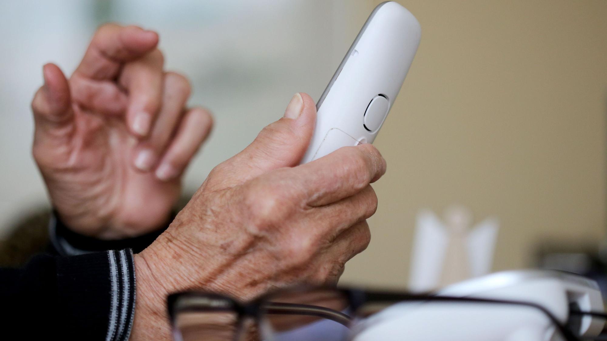 Zu aktuellen Betrugsmaschen am Telefon informiert die Polizei auf dem Aktionstag für Senior*innen. +++