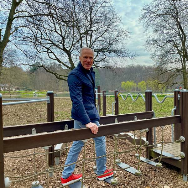 Ingo Froböse balanciert über eine wackelige Hängebrücke.