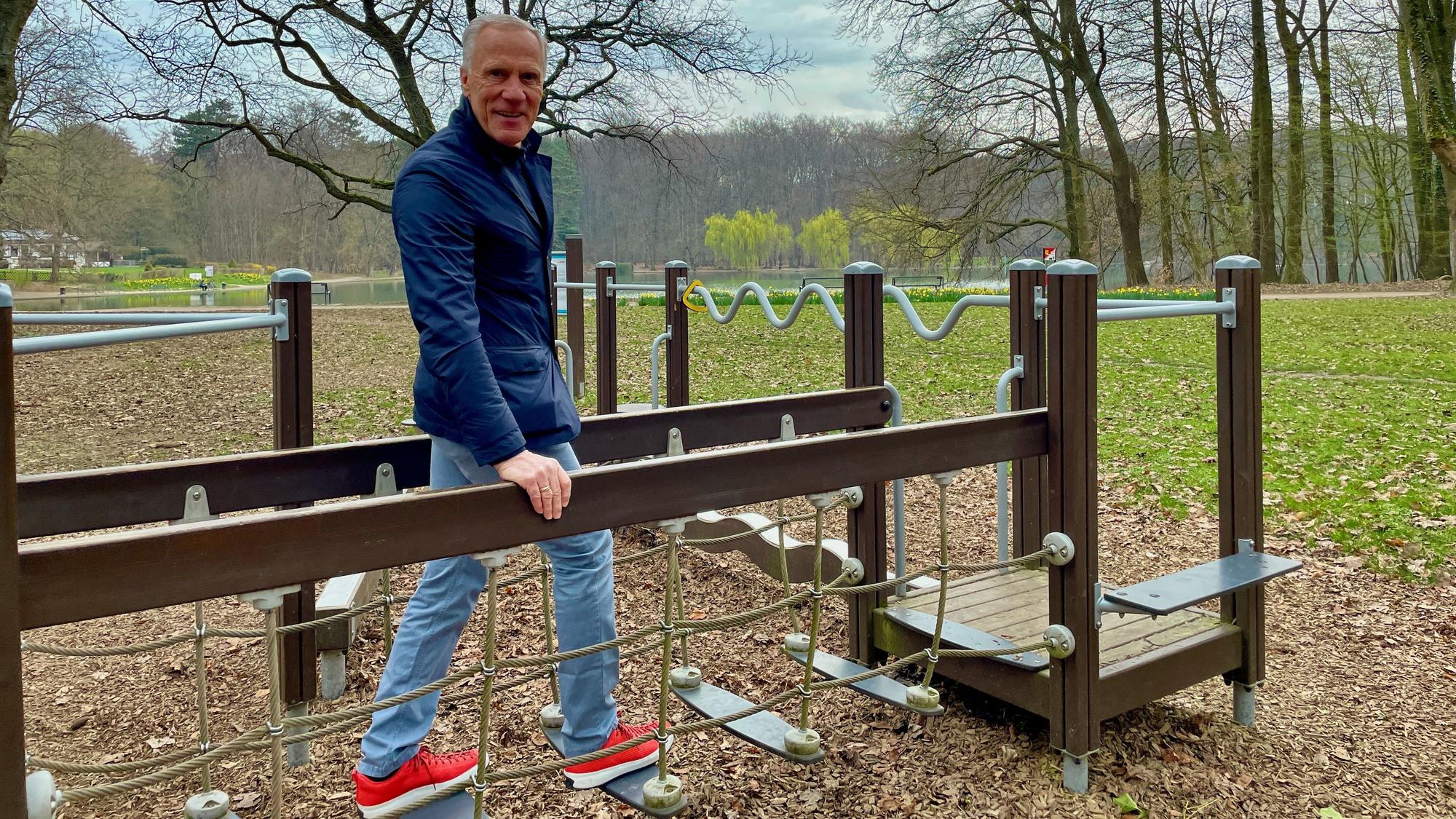 Ingo Froböse balanciert über eine wackelige Hängebrücke.