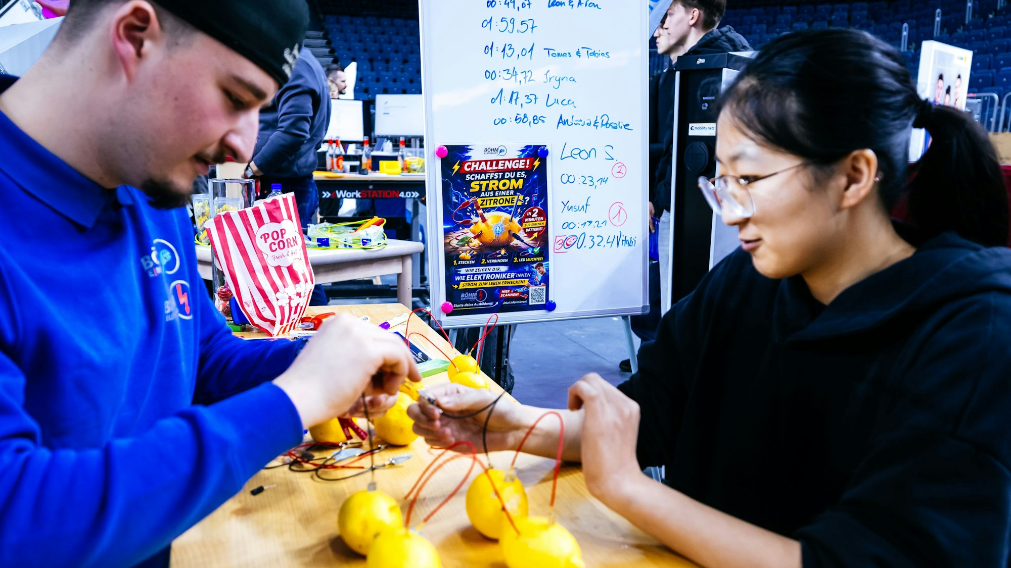 An einem Stand versuchen die Messe-Besucher, aus Zitronen Strom zu gewinnen.