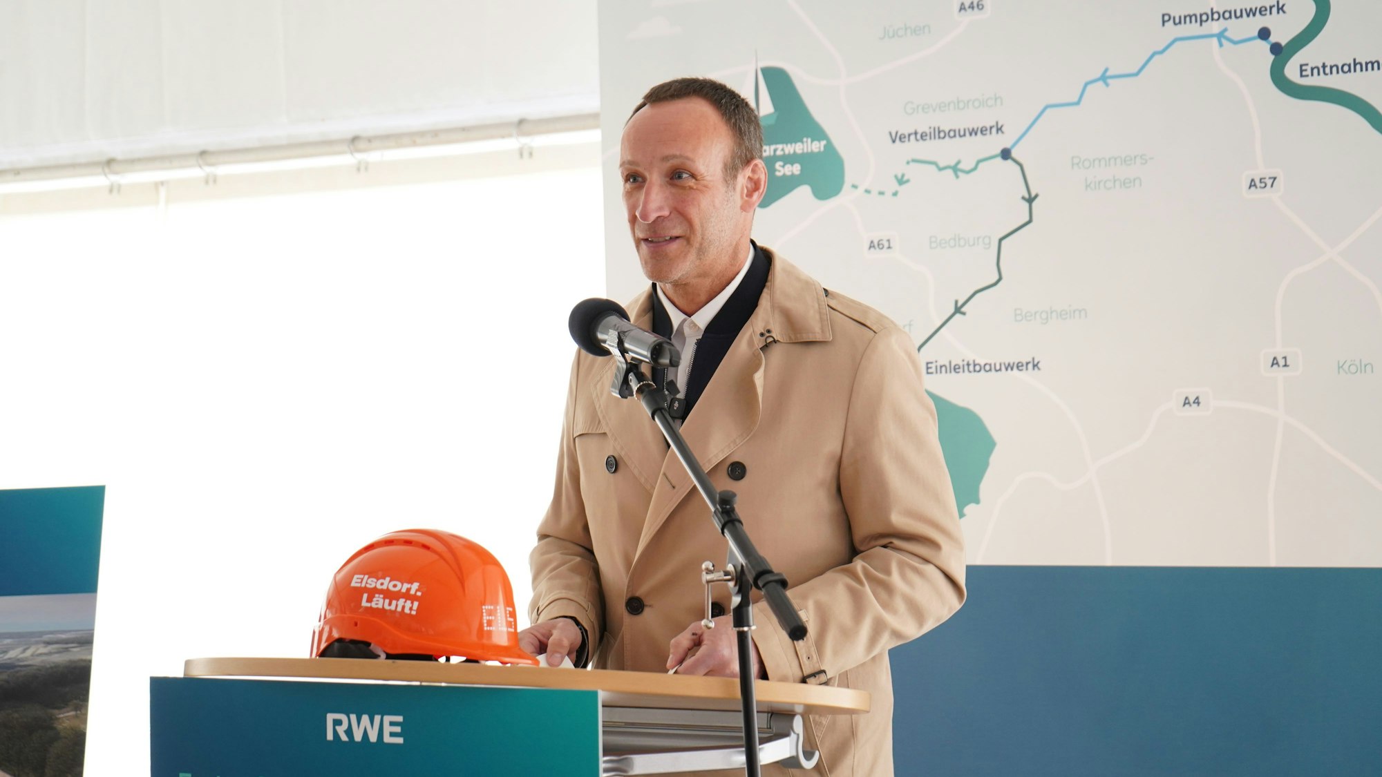 Das Bild zeigt Heller vor einer Karte, die den Weg der Leitung zeigt.