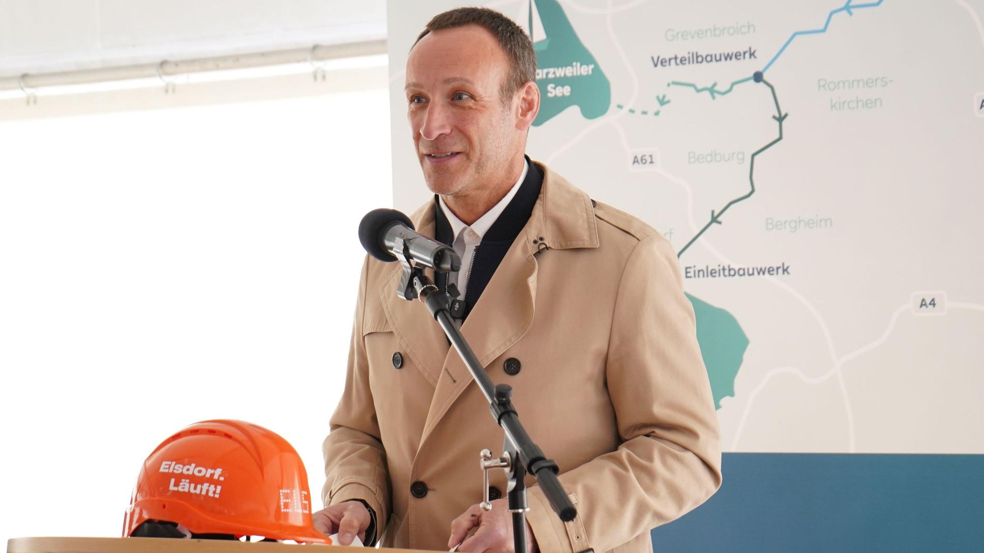 Andreas Heller im März beim symbolischen Spatenstich für die Pipeline, die den Tagebau fluten soll.