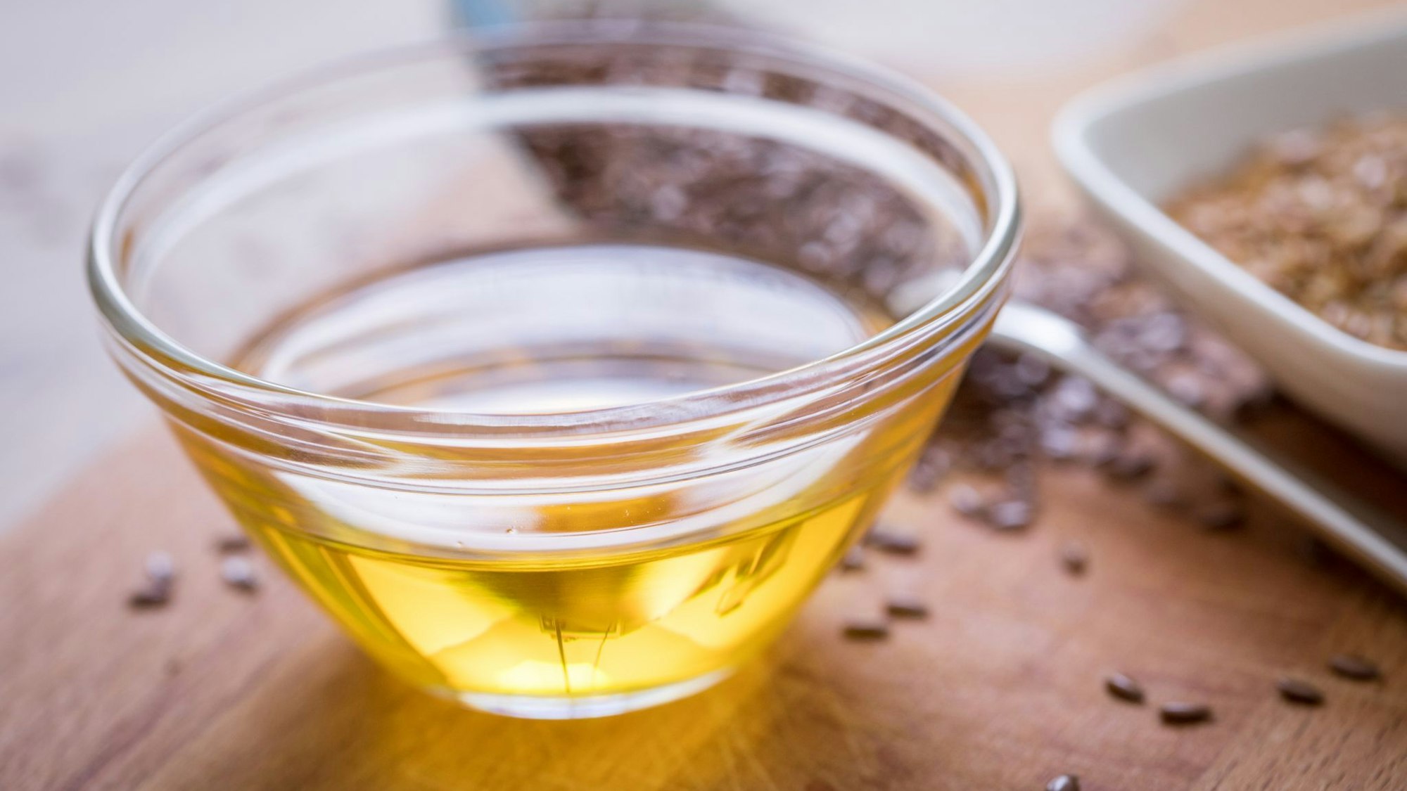 Leinöl schmeckt zu Quark, im Müsli und zu kräftigen Salatsorten. Es verträgt allerdings keine Wärme und sollte im Kühlschrank aufbewahrt werden.