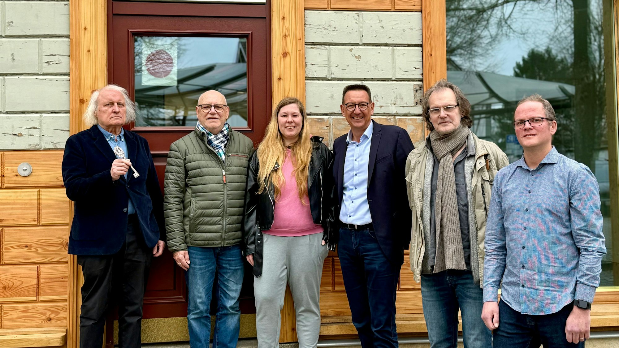 Architekt Frieder Heinz, Michael Cordts, Nathalie Kelder, Dirk Runge, Daniel Hein und Sebastian Solbach vor dem Kramerhaus