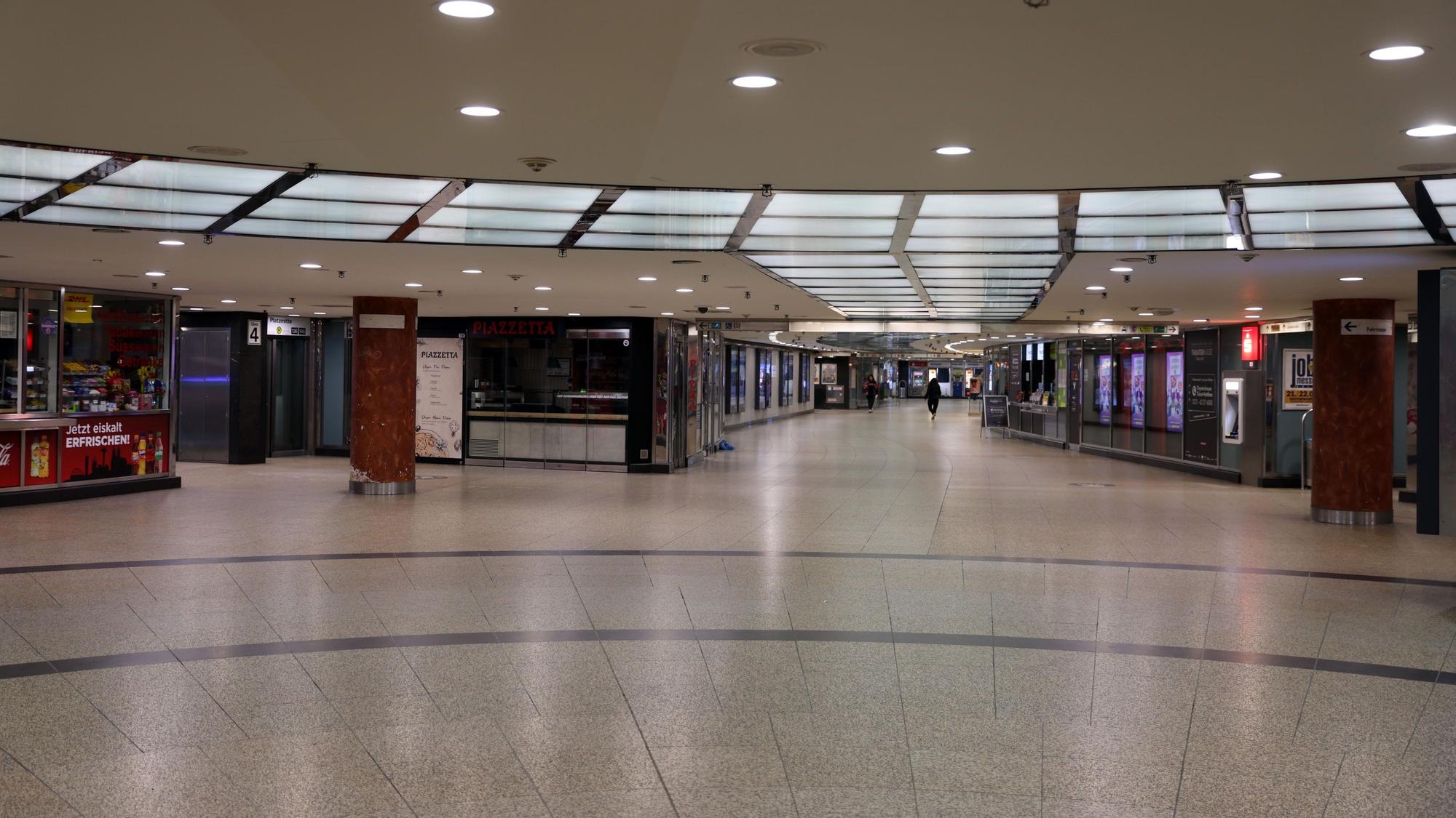 Gähnende Leere auch in der unterirdischen KVB-Haltestelle am Neumarkt.