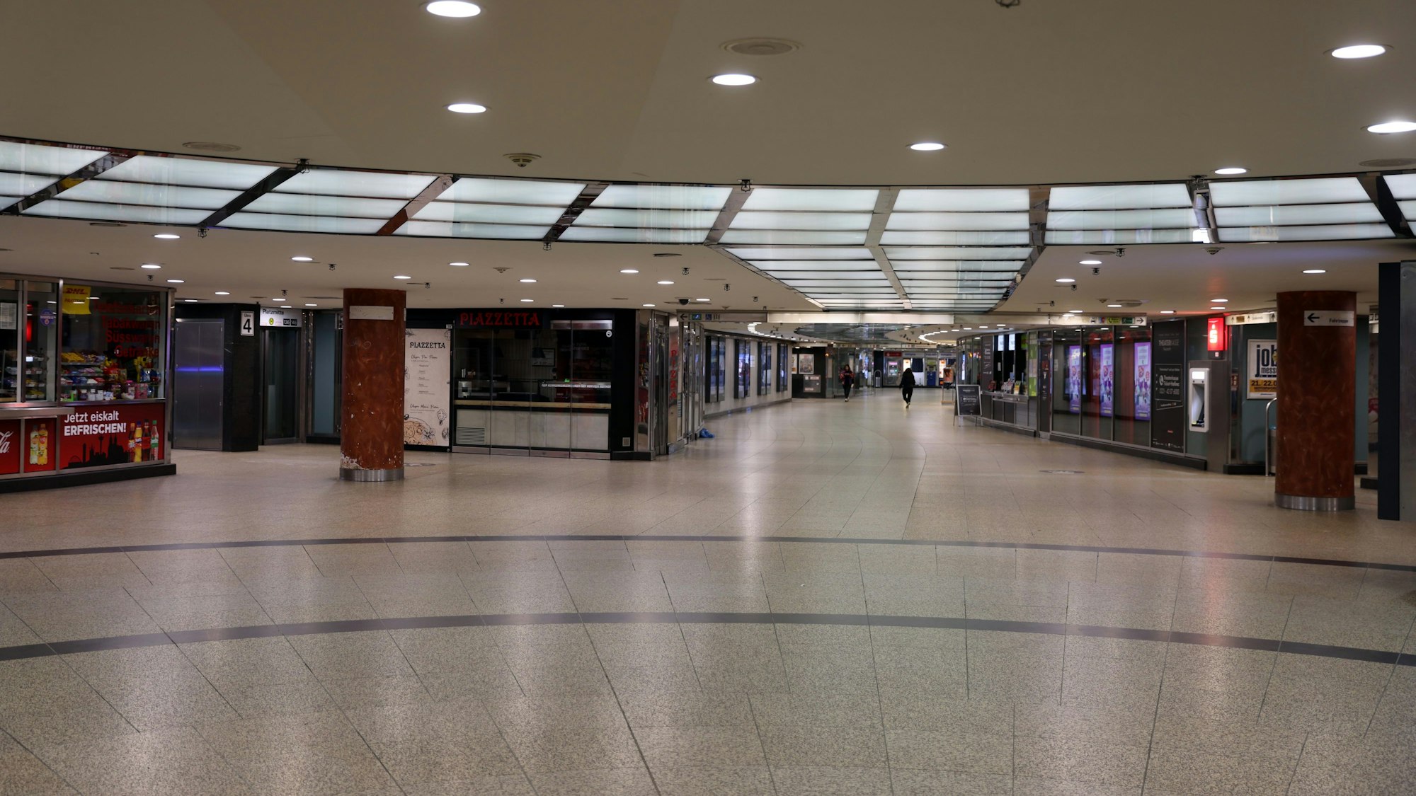 Gähnende Leere auch in der unterirdischen KVB-Haltestelle am Neumarkt.