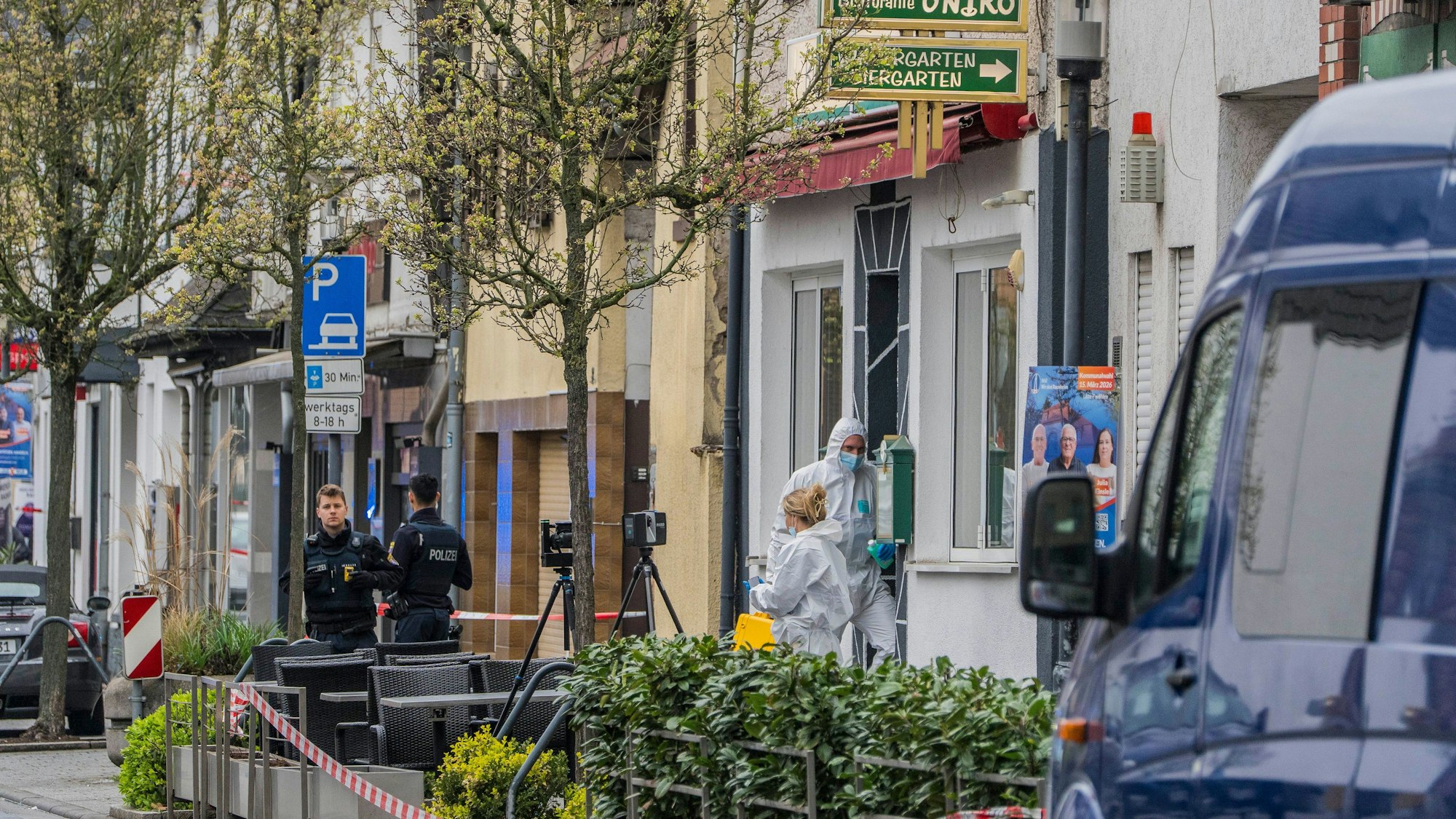 Die Spurensicherung ermittelt am Dienstag (17. März) in einem Lokal in Raunheim nahe dem Frankfurter Flughafen, wo zwei Menschen erschossen worden sind.