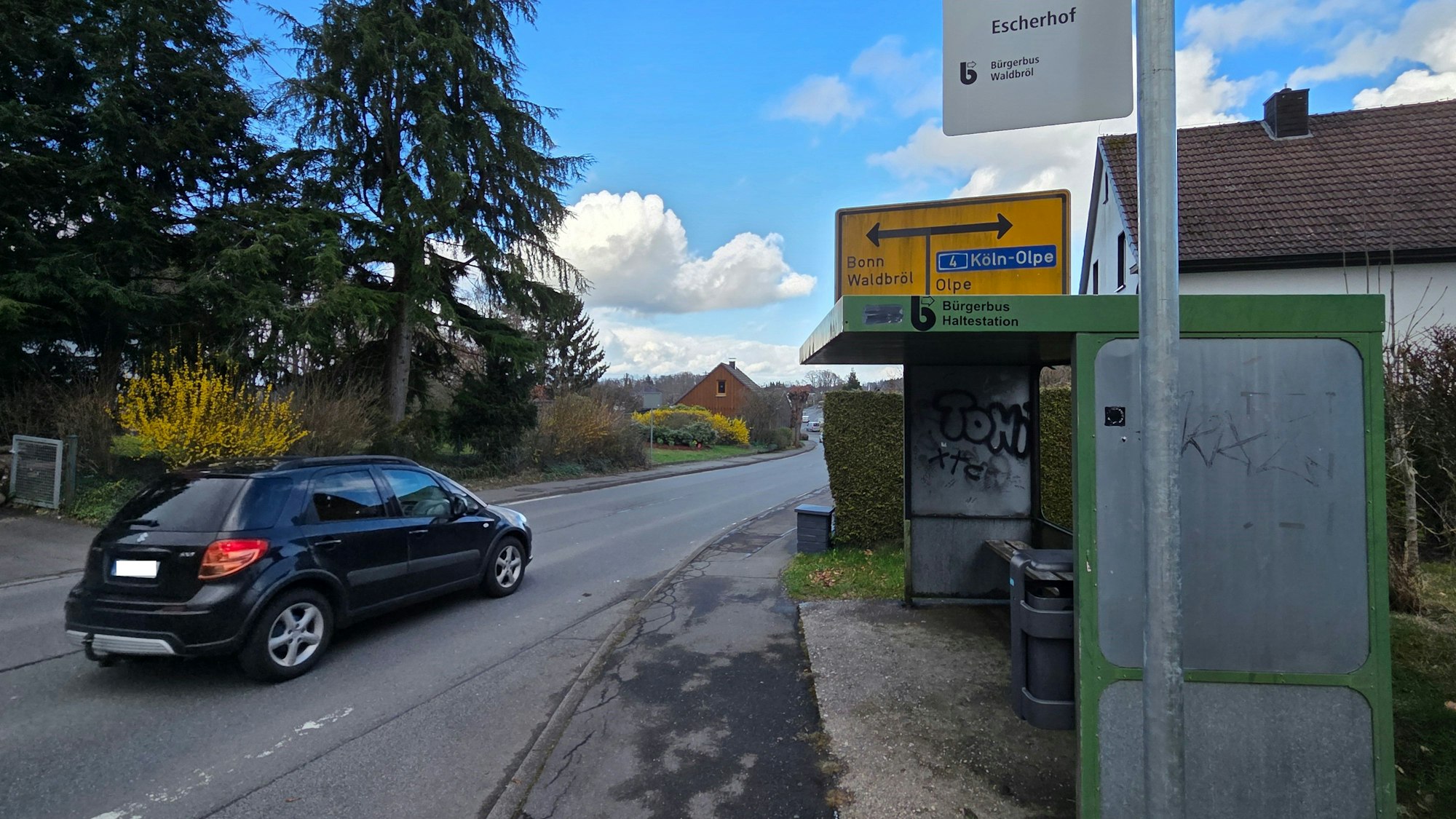 Die beiden Bushaltestellen an der stark befahrenen Westerwaldstraße in der Waldbröler Ortschaft Escherhof gelten als Gefahrenstelle, zumal dort auch die Straßenbeleuchtung ausgefallen ist.