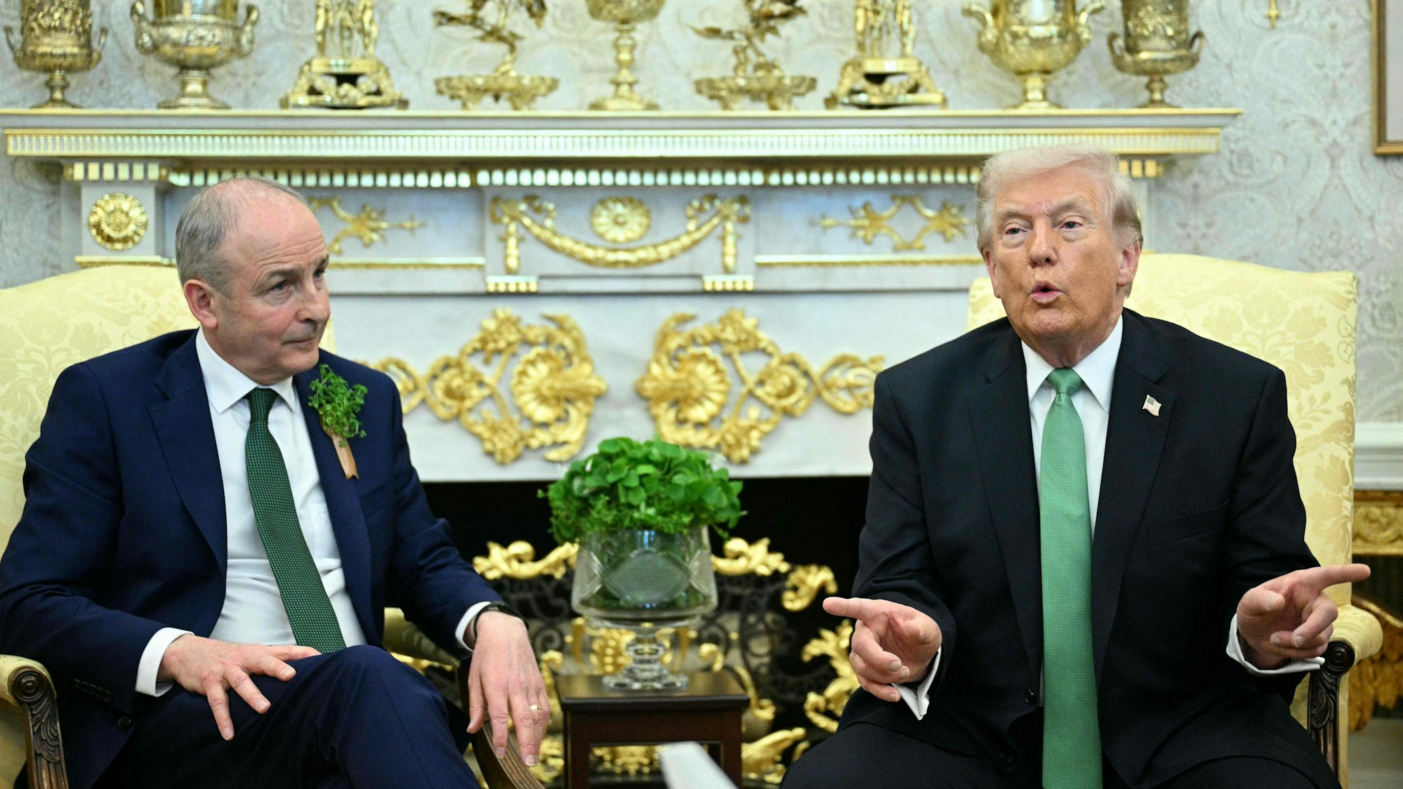 Irlands Premierminister Micheal Martin zusammen mit US-Präsident Donald Trump im Oval Office.