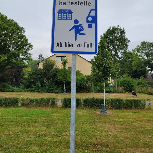 Ein Schild mit den Hinweisen „Elternhaltestelle“ und „Ab hier zu Fuß“. (Symbolfoto)