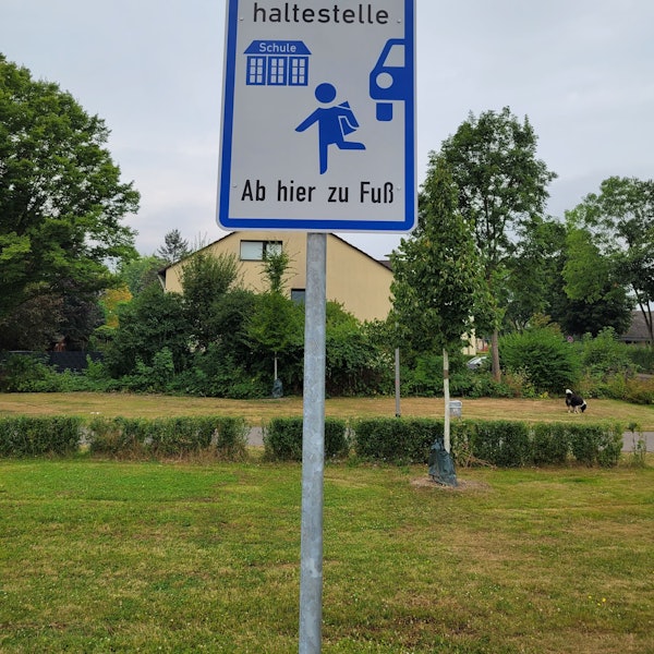 Ein Schild mit den Hinweisen „Elternhaltestelle“ und „Ab hier zu Fuß“. (Symbolfoto)