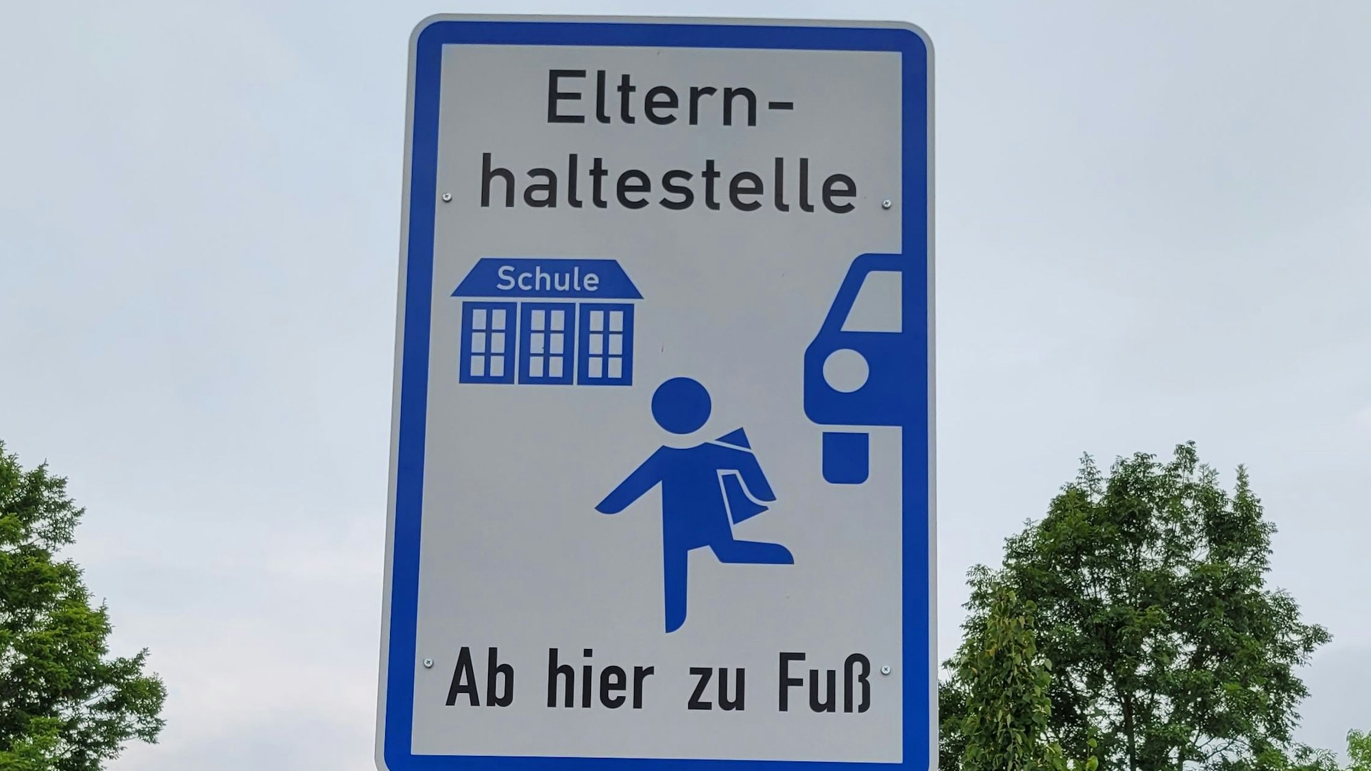 Ein Schild mit den Hinweisen „Elternhaltestelle“ und „Ab hier zu Fuß“. (Symbolfoto)