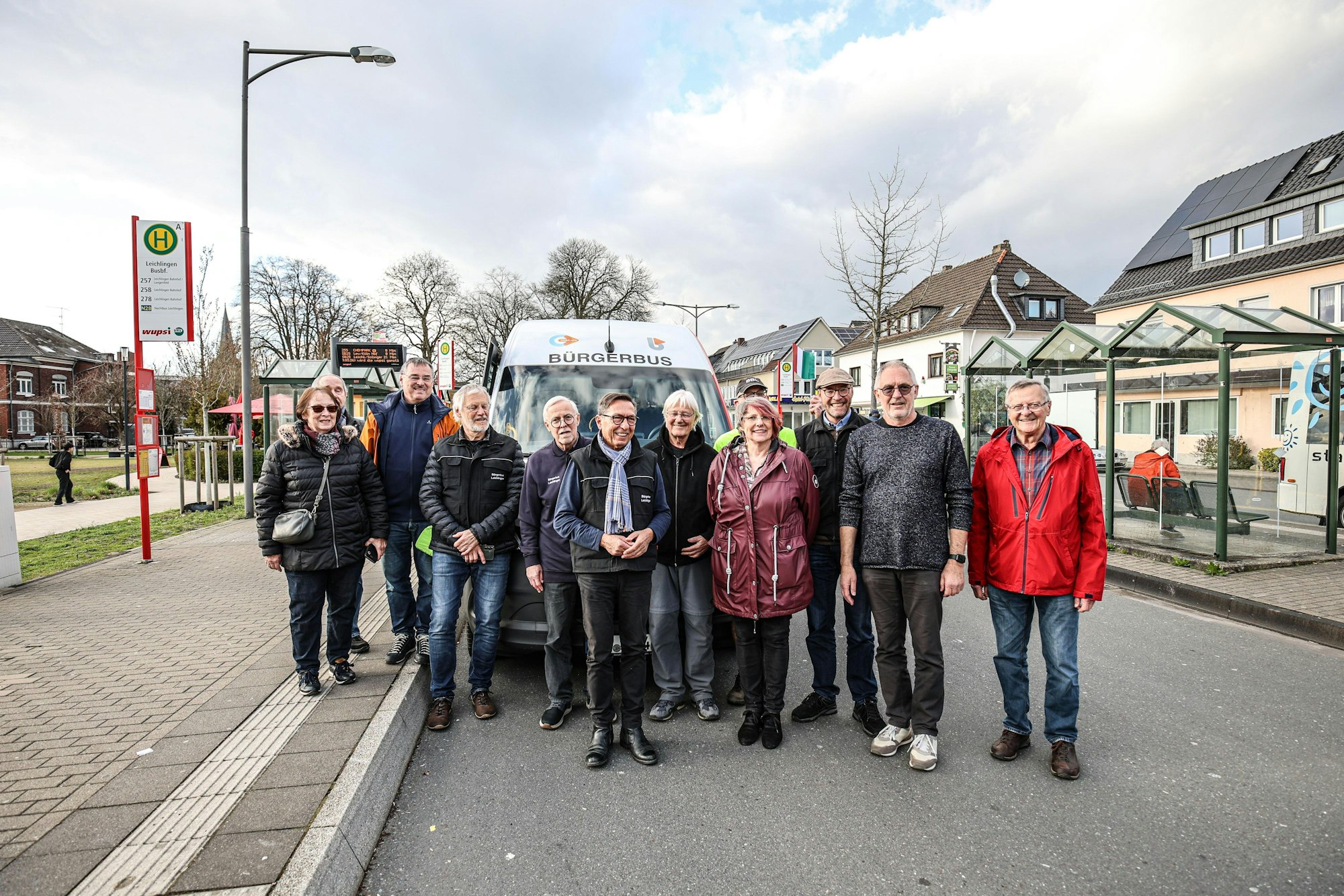 Bürgerbus-Fahrer Toni Fasanella (mit Schal) im Kreis seiner Kolleginnen und Kollegen am Leichlinger Busbahnhof