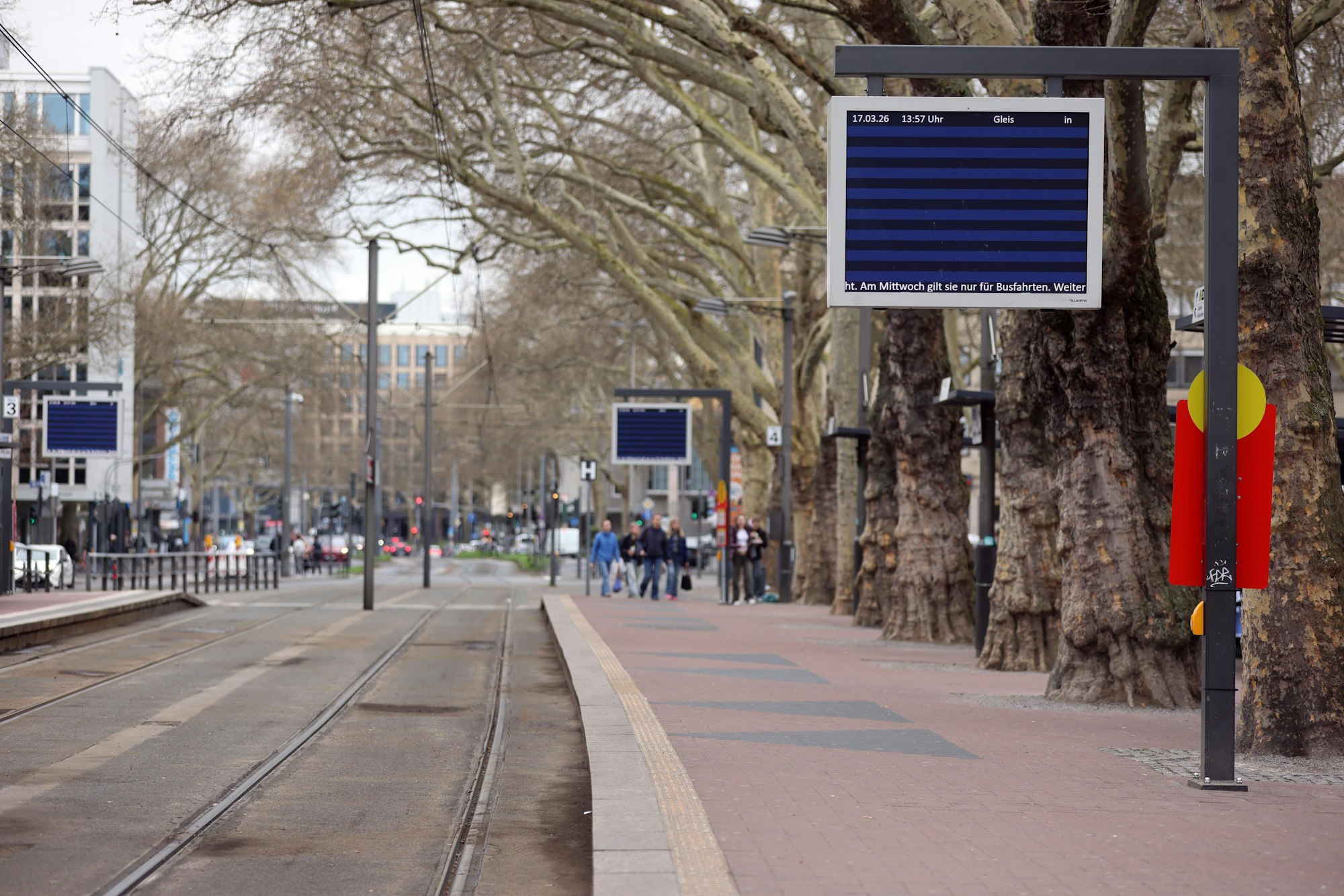 Nächste Bahn: Kommt nicht. Die Gleise blieben am Dienstag auch am Neumarkt leer.