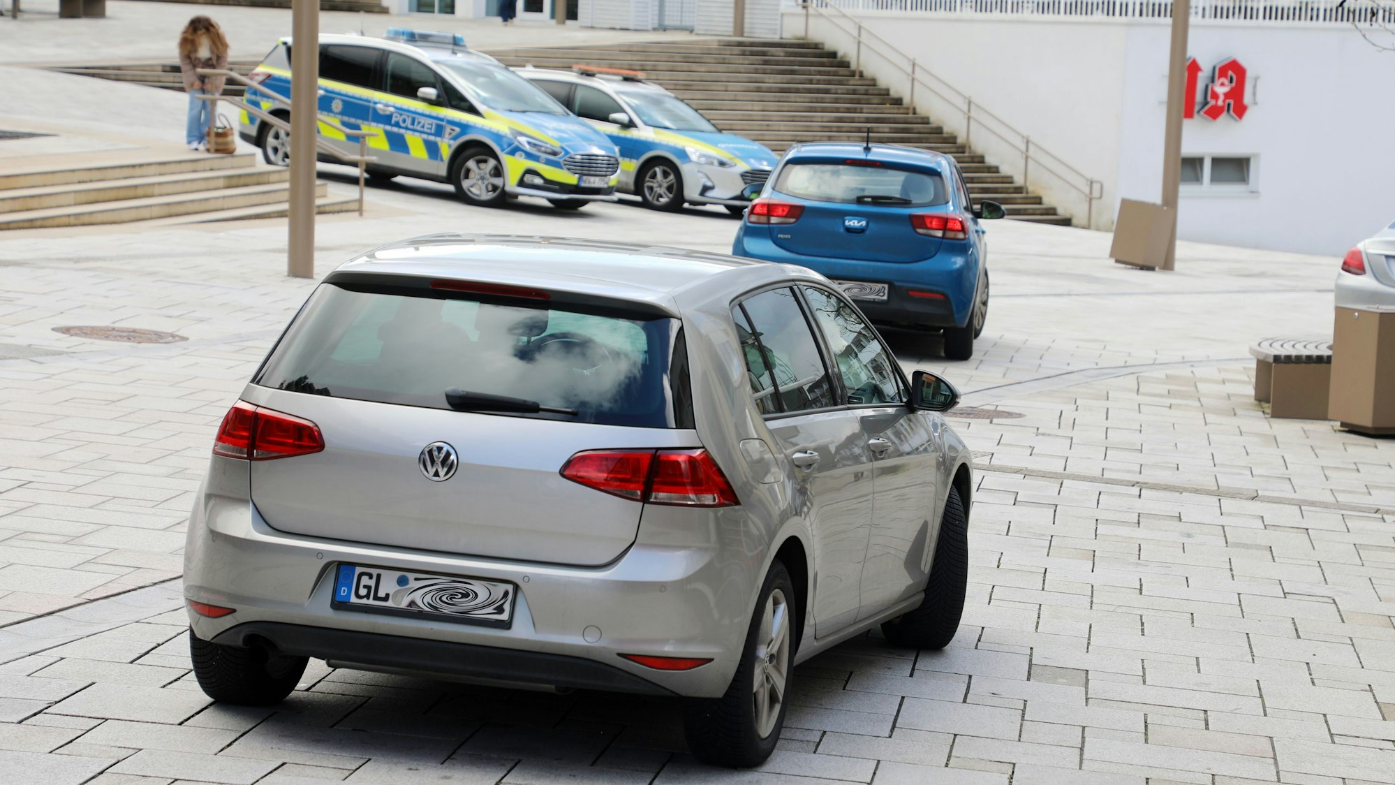 Auch direkt vis-à-vis der Ordnungshüter wird verbotswidrig geparkt.