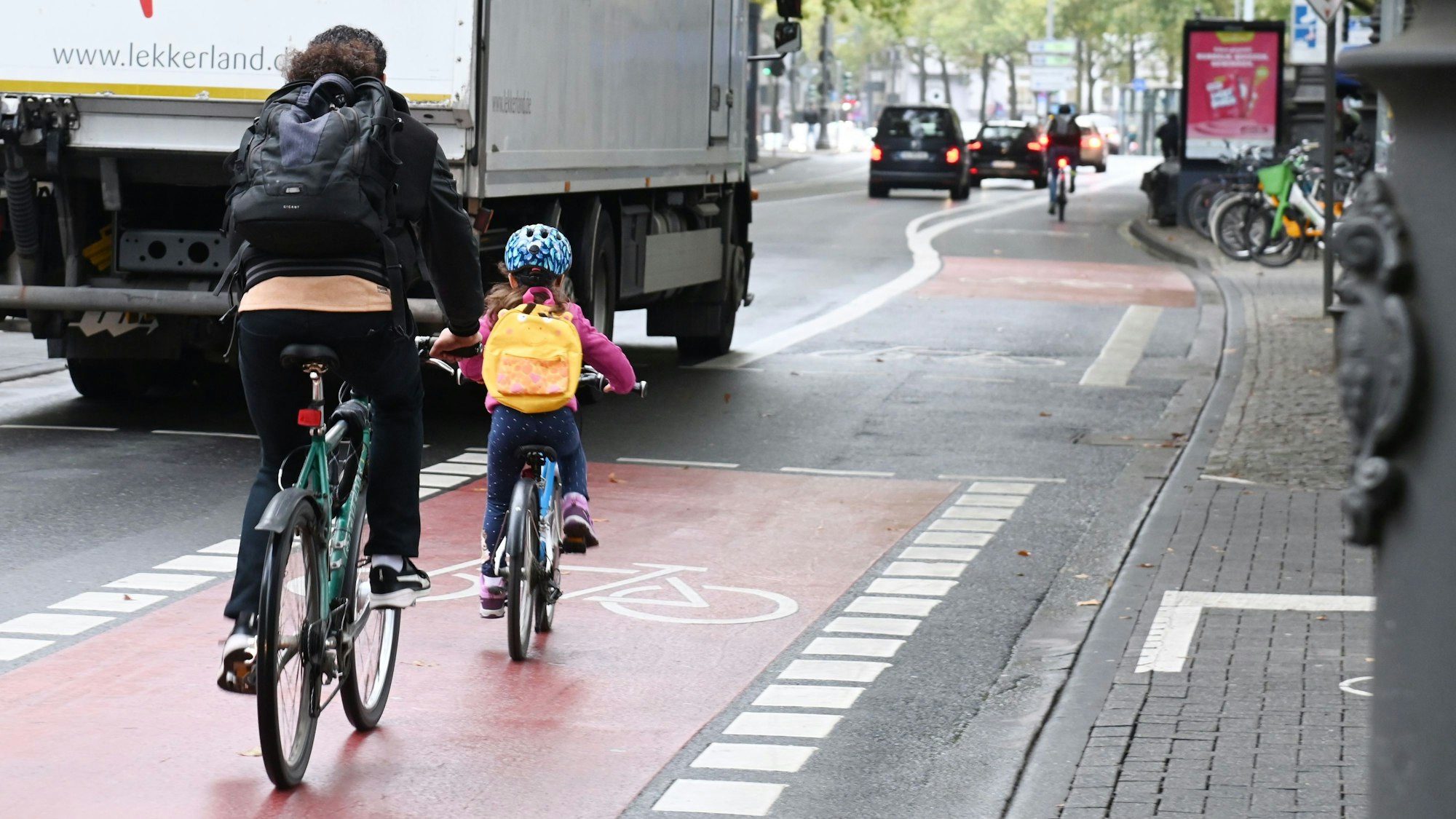 Radfahrende auf den Kölner Ringen (Archivbild). An vielen Stellen im Stadtgebiet gibt es allerdings keine eigene Radspur.