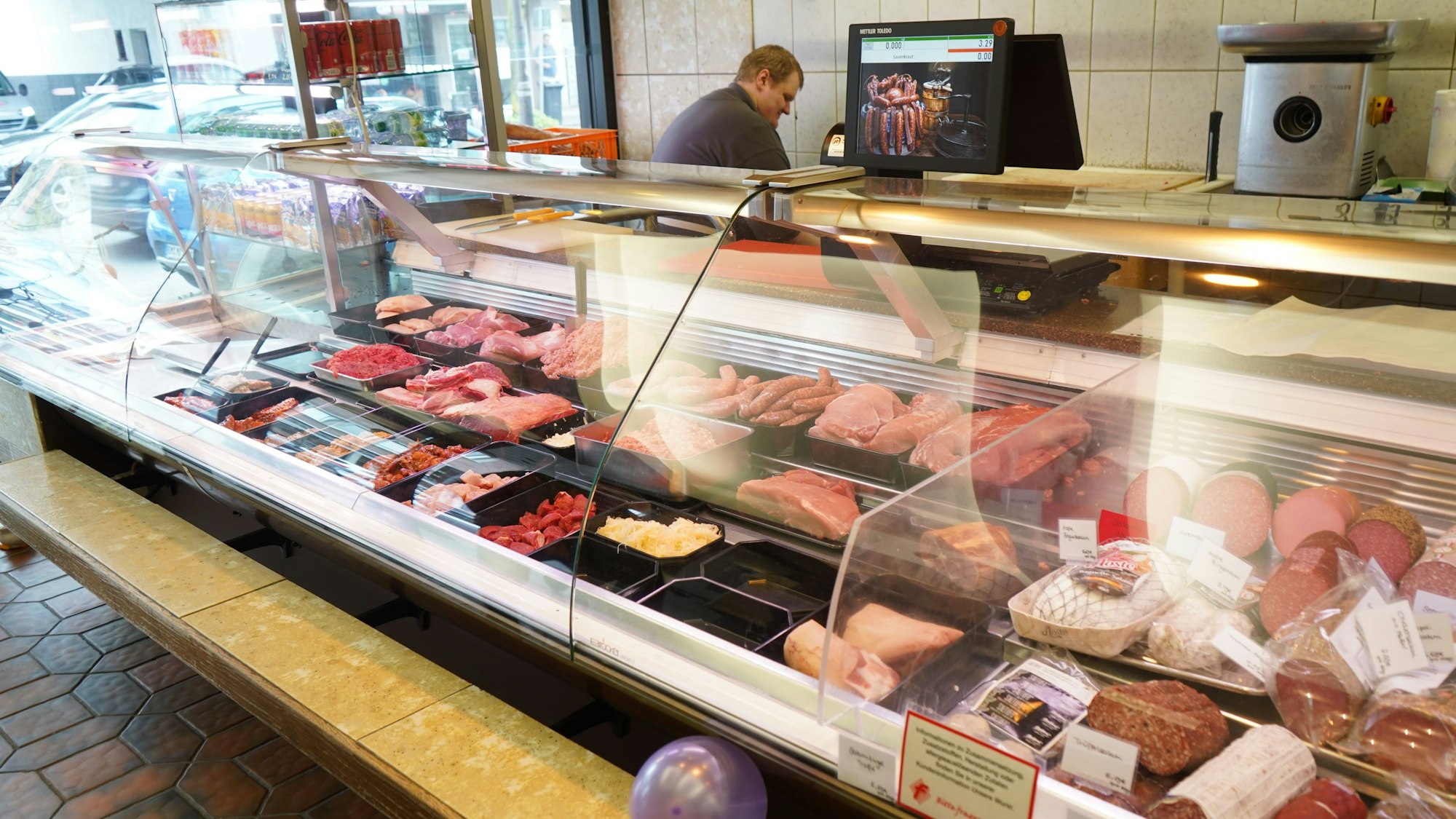 Das Foto zeigt die Auslage in einer Metzgerei.