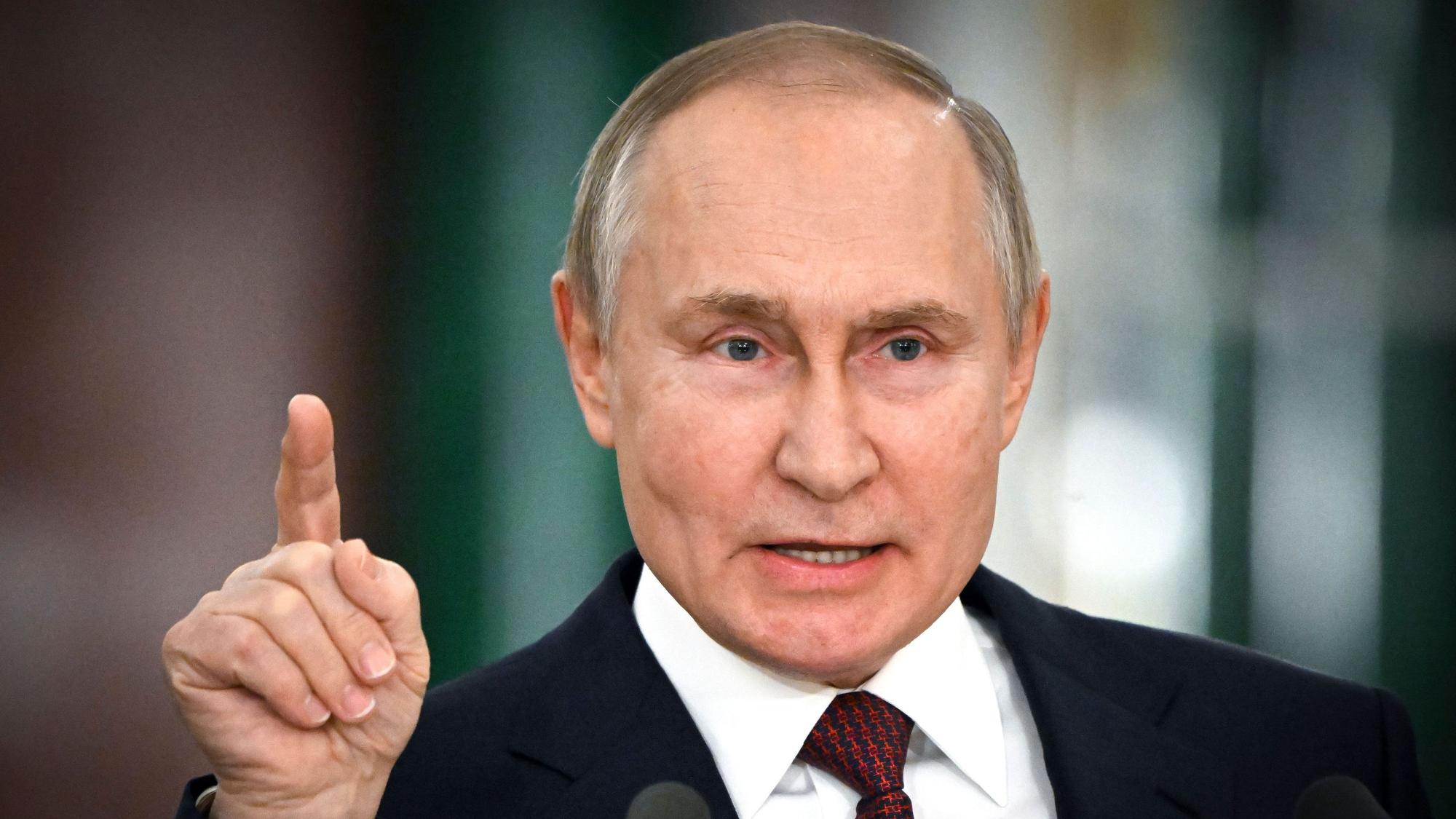 Dieses von der staatlichen russischen Nachrichtenagentur Sputnik via AP veröffentlichte Foto zeigt Kremlchef Wladimir Putin während einer Pressekonferenz.