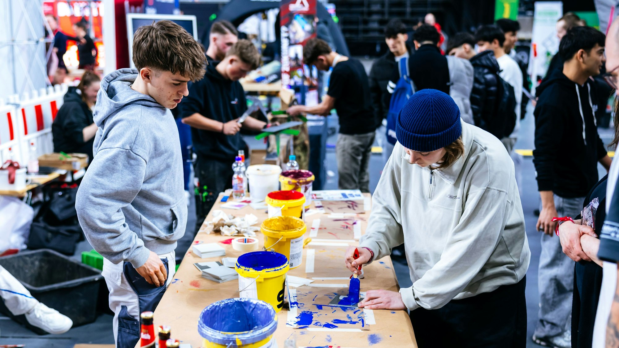 Beim Azubi-Meetup Handwerk wird gemalt, gehämmert und vernetzt.