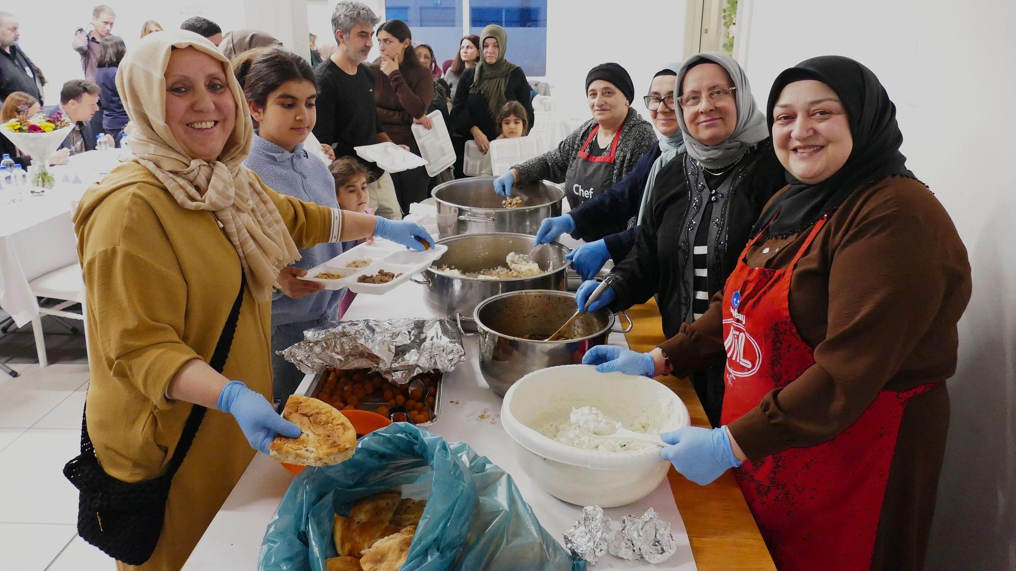 Das Fastenbrechen halten Muslime mit Freunden und Familie ab.