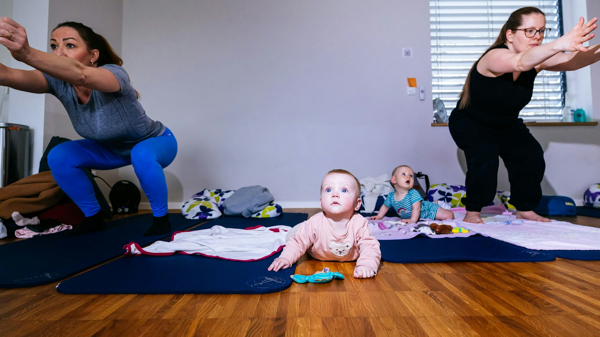 Die Kleinen dürfen sich bei dem Yoga-Kurs frei im Raum bewegen, werden aber auch in Übungen einbezogen.