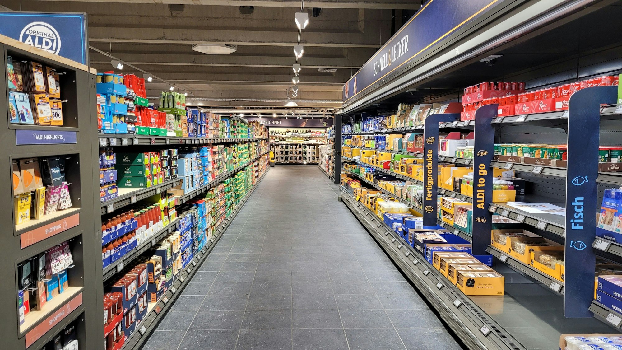 Das Foto zeigt volle Regale im neuen Aldi Heidkamp