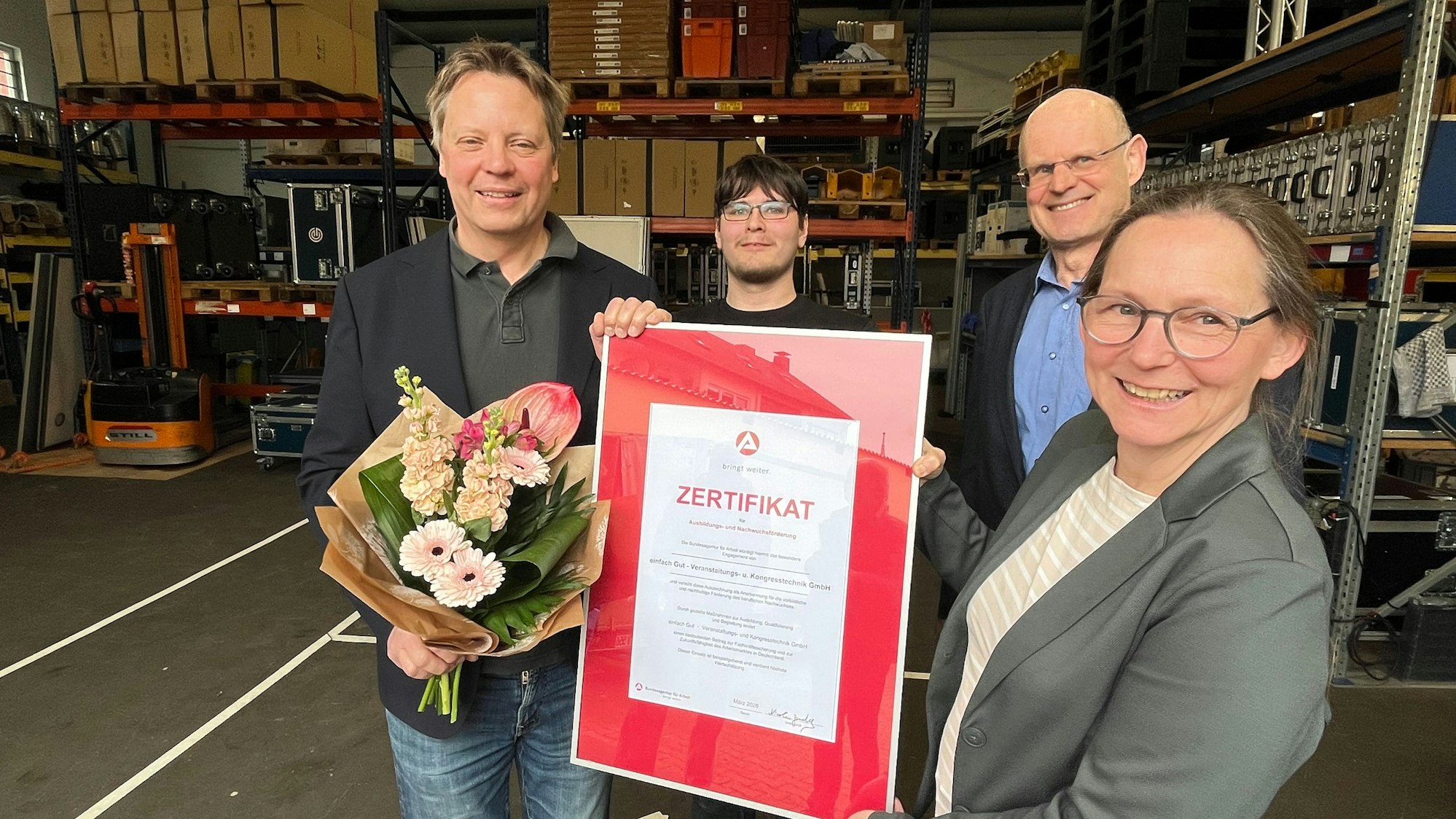 Jüngst für gute Ausbildung ausgezeichnet: Veranstaltungstechniker Andreas Winkelmann (l.) und Auszubildender Marco Dettmann erhalten das Zertifikat von Volker Zilles und Nicole Jordy.