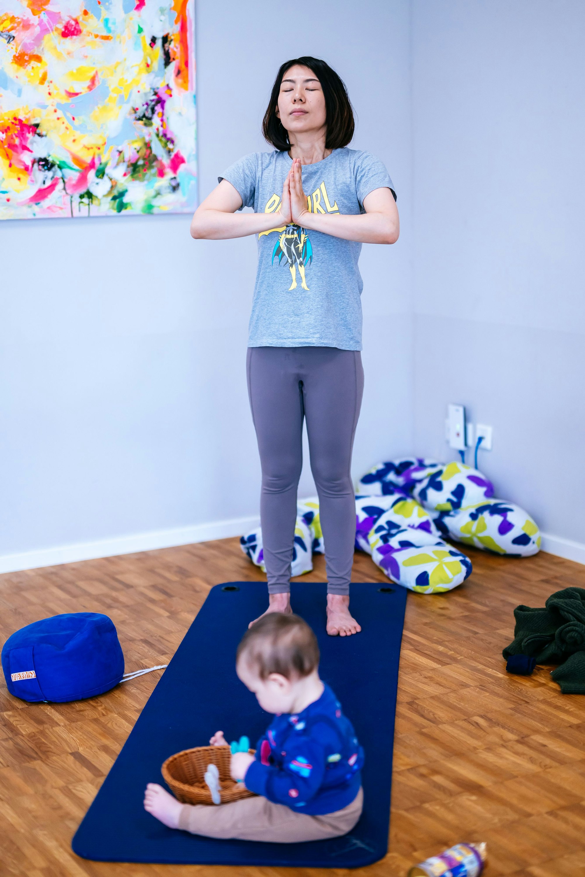 Während seine Mutter Miyu bei einer Meditation in sich geht, entdeckt ihr Sohn Yuno mit Spielsachen, die im Raum bereitliegen.n.