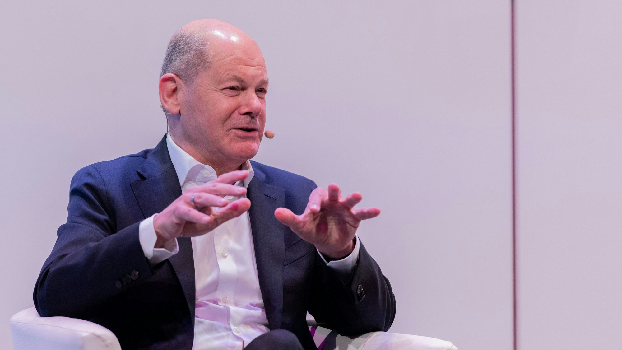 16.03.2026, Nordrhein-Westfalen, Köln: Olaf Scholz (SPD), ehemaliger Bundeskanzler, spricht im Rahmen des Literaturfestivals Lit.Cologne über „die Bücher seines Lebens“ auf der Bühne in der Flora. Foto: Rolf Vennenbernd/dpa +++ dpa-Bildfunk +++